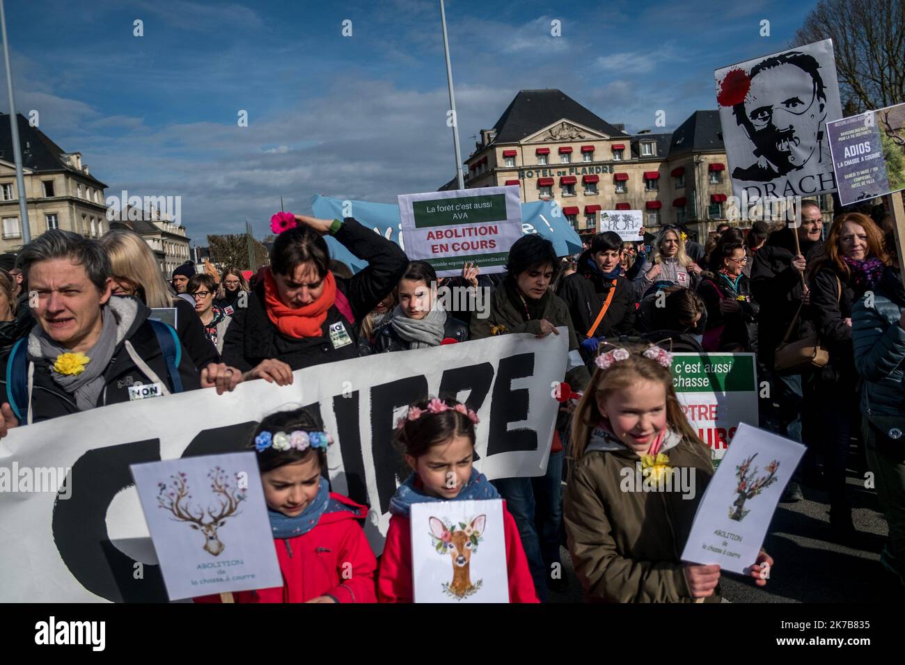 ©Michael Bunel / le Pictorium/MAXPPP - Michael Bunel / le Pictorium - 01/04/2018 - Francia / Oise / compiegne - manifestazione contre la chasse a courre dans les rues de Compiegnes. Aujourd'hui dernier jour de chasse, plusieurs associations se sont reunis pour denoncer ce mode de chasse a cheval avec une meute de chien. 31 marzo 2018. Compiegne. Francia. / 01/04/2018 - Francia / Oise / compiegne - dimostrazione contro la caccia con i leoni nelle strade di Compiegnes. Oggi, l'ultimo giorno di caccia, diverse associazioni si sono riunite per denunciare questo metodo di caccia a cavallo con un pacco Foto Stock