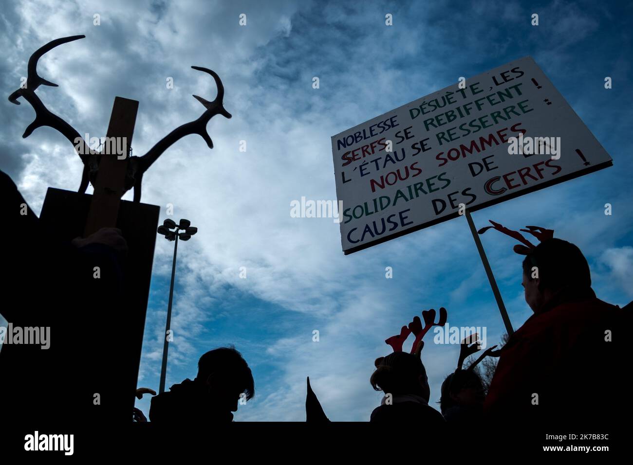 ©Michael Bunel / le Pictorium/MAXPPP - Michael Bunel / le Pictorium - 01/04/2018 - Francia / Oise / compiegne - manifestazione contre la chasse a courre dans les rues de Compiegnes. Aujourd'hui dernier jour de chasse, plusieurs associations se sont reunis pour denoncer ce mode de chasse a cheval avec une meute de chien. 31 marzo 2018. Compiegne. Francia. / 01/04/2018 - Francia / Oise / compiegne - dimostrazione contro la caccia con i leoni nelle strade di Compiegnes. Oggi, l'ultimo giorno di caccia, diverse associazioni si sono riunite per denunciare questo metodo di caccia a cavallo con un pacco Foto Stock