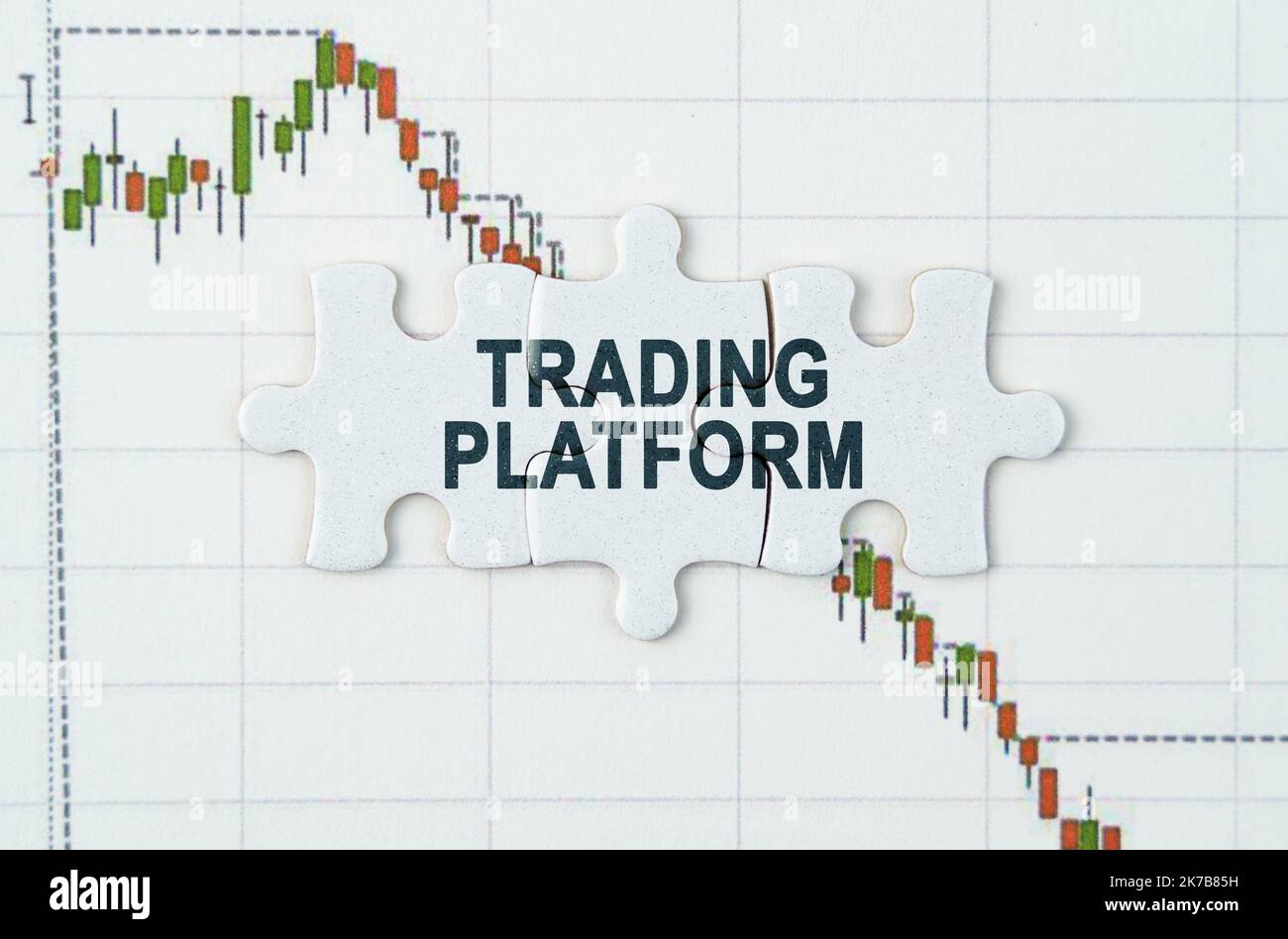 Concetto aziendale. Sulla tabella delle citazioni ci sono puzzle con l'iscrizione - piattaforma di trading Foto Stock
