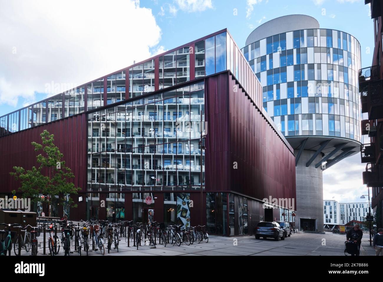 Copenaghen, Danimarca - Settembre 2022: Facciata moderna del Big Bio Nordhavn Cinema Building progettato da Arkitema, e Portland Towers al porto di Nordhavn Foto Stock