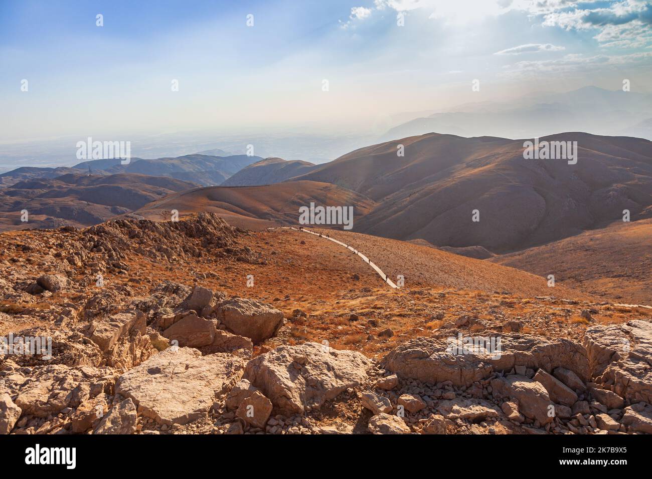 Le persone camminano lungo la strada per visitare il Parco Nazionale del Monte Nemrut, resti della cultura Commagena di 2.000 anni. Incluso nel patrimonio culturale mondiale dell'UNESCO Foto Stock