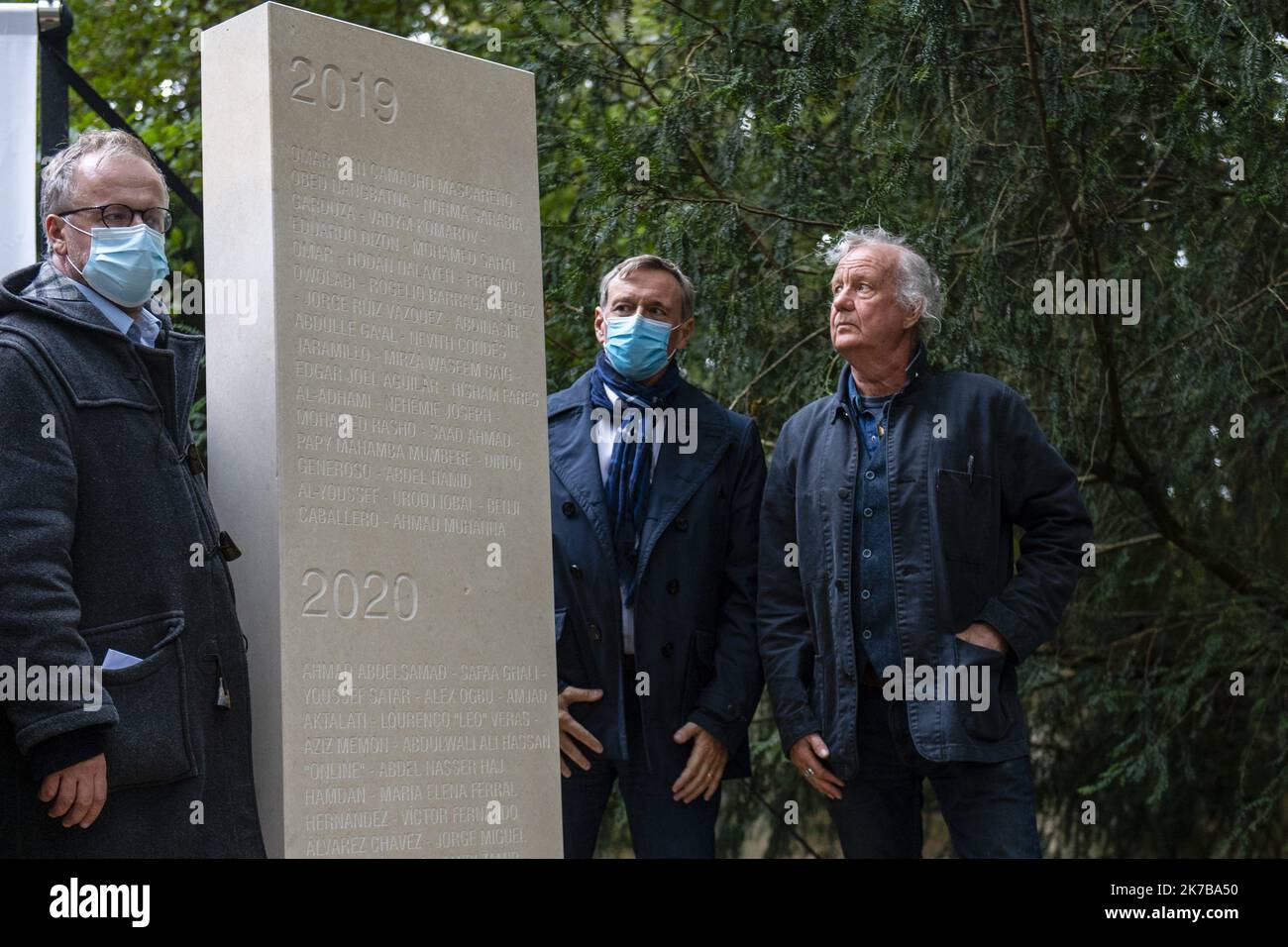 ©PHOTOPQR/OUEST FRANCE/Philippe RENAULT ; Bayeux ; 08/10/2020 ; Prix Bayeux Calvados-Normandie des Correspondants de guerre. Mémorial des reporter. Christophe Deloire, Président de RSF, Patrick Gomont, maire de Bayeux, ed Vuilliamy, grand reporter britannique, le président du Jury Foto Philippe RENAULT / Ouest-France - Bayeux, Francia, ottobre 8th 2020 -Premio Bayeux Calvados-Normandie per i corrispondenti di guerra. Foto Stock