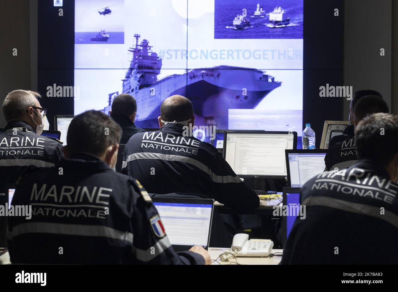 ©PHOTOPQR/LA PROVENCE/SPEICH HYERES exercice anphibie de l'OTAN Dynamic Mariner 20 au large des cotes du Var le Port Helicopteres Amphibie (PHA) Mistral a appareille de Toulon le 27 Septembre 2020 pour conduire, Avec son etat-major embarque les manovers de Dynamic Mariner 20 qui mobilize une force Maritime composee de 31 batiments de surface, 37 aeronefs et environ 5 000 militaires oeuvrant sous le pavillon d'une dizaine de Pays membres de l'OTAN pendant 13 jours. La France y participe avec ses trois armees (Terre, aria, Marina) et une composante des forces speciales. 2020/10/08. Difesa: NA Foto Stock