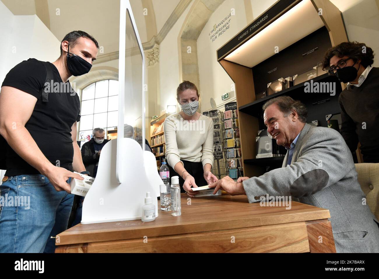 ©PHOTOPQR/l'EST REPUBLICAIN/Franck LALLEMAND ; Besancon ; 09/10/2020 ; Besancon (25) Oliver Stone dédicace son autobiographie, « A la recherche de la lumière » à la librairie l'Intranquillille de Besancon. Foto ER/Franck Lallemand - 2020/10/09. L'autore americano Oliver Stone dedica la sua autobiografia alla libreria l'Intranquillille di Besancon, nell'ovest della Francia. Foto Stock