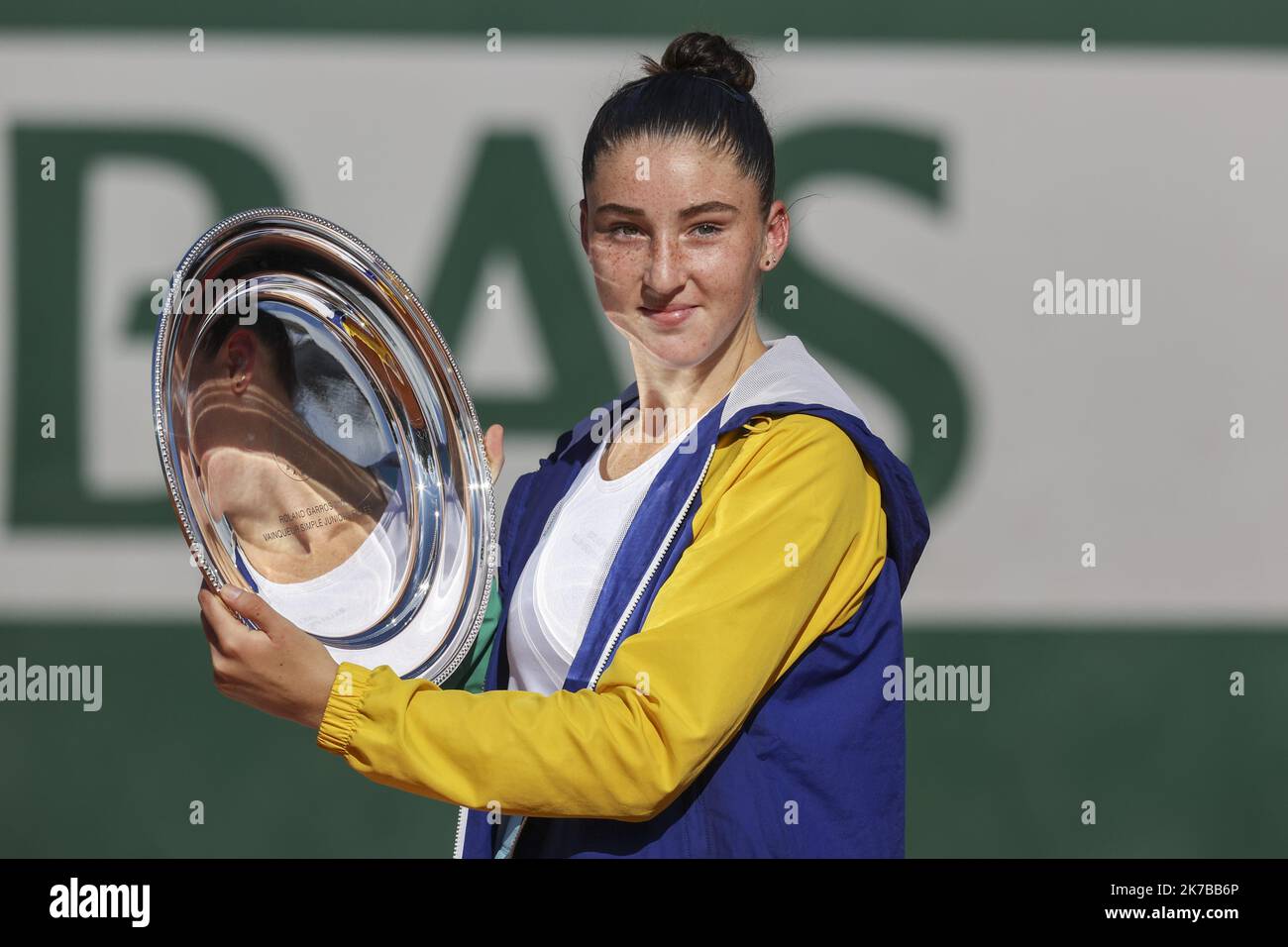 ©Sebastien Muylaert/MAXPPP - Elsa Jacquemot di Francia si presenta con il trofeo dei vincitori dopo le sue Girls' Singles vittoria finale contro Alina Charaeva di Russia il quattordici giorni del 2020 French Open al Roland Garros di Parigi, Francia. 10.10.2020 Foto Stock