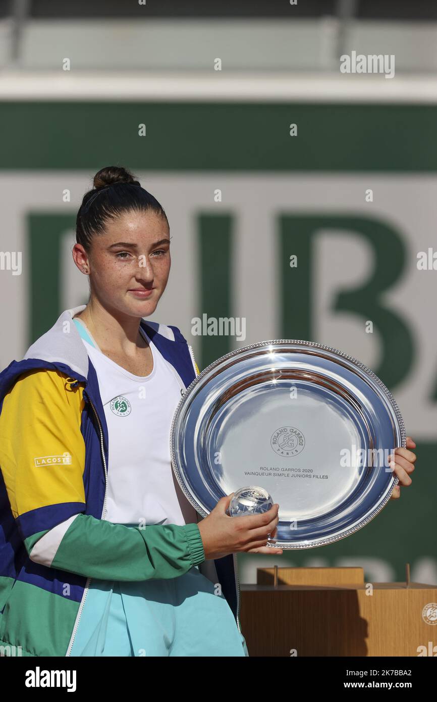 ©Sebastien Muylaert/MAXPPP - Elsa Jacquemot di Francia si presenta con il trofeo dei vincitori dopo le sue Girls' Singles vittoria finale contro Alina Charaeva di Russia il quattordici giorni del 2020 French Open al Roland Garros di Parigi, Francia. 10.10.2020 Foto Stock