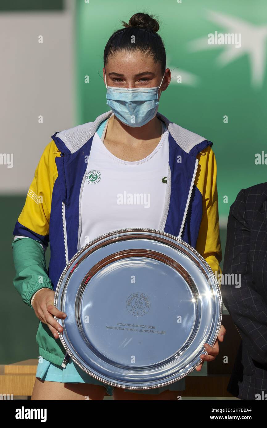 ©Sebastien Muylaert/MAXPPP - Elsa Jacquemot di Francia si presenta con il trofeo dei vincitori dopo le sue Girls' Singles vittoria finale contro Alina Charaeva di Russia il quattordici giorni del 2020 French Open al Roland Garros di Parigi, Francia. 10.10.2020 Foto Stock