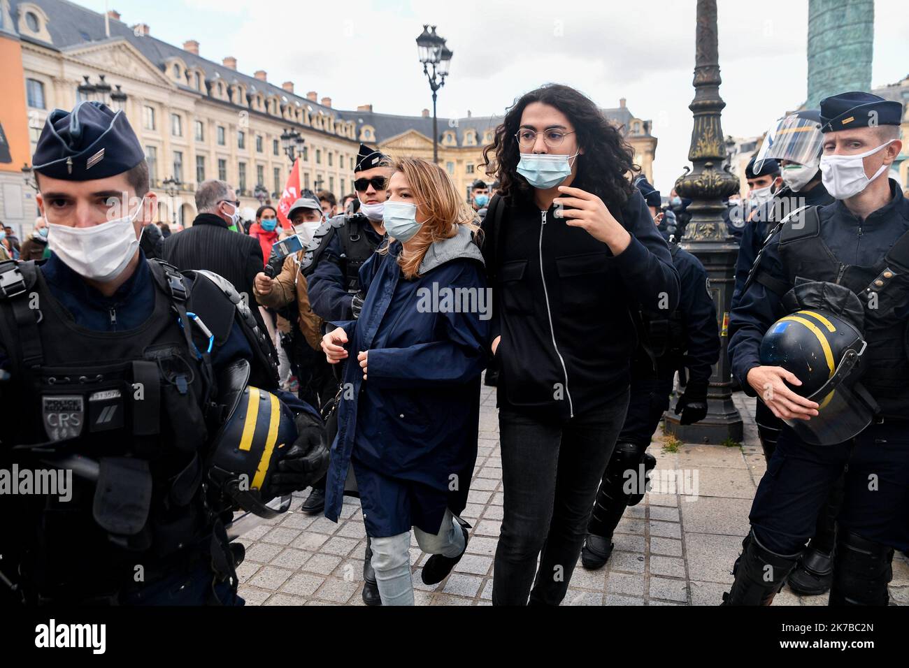 ©Julien Mattia / le Pictorium/MAXPPP - Julien Mattia / le Pictorium - 10/10/2020 - France / Paris - Des d'opposants a la Manif pour tous essaient de perturber le rassemblement sur la Place Vendome, a Paris le 10 October 2020. / 10/10/2020 - Francia / Parigi - gli avversari del Manif pour tous cercano di interrompere il rally su Place Vendome, a Parigi il 10 ottobre 2020. Foto Stock