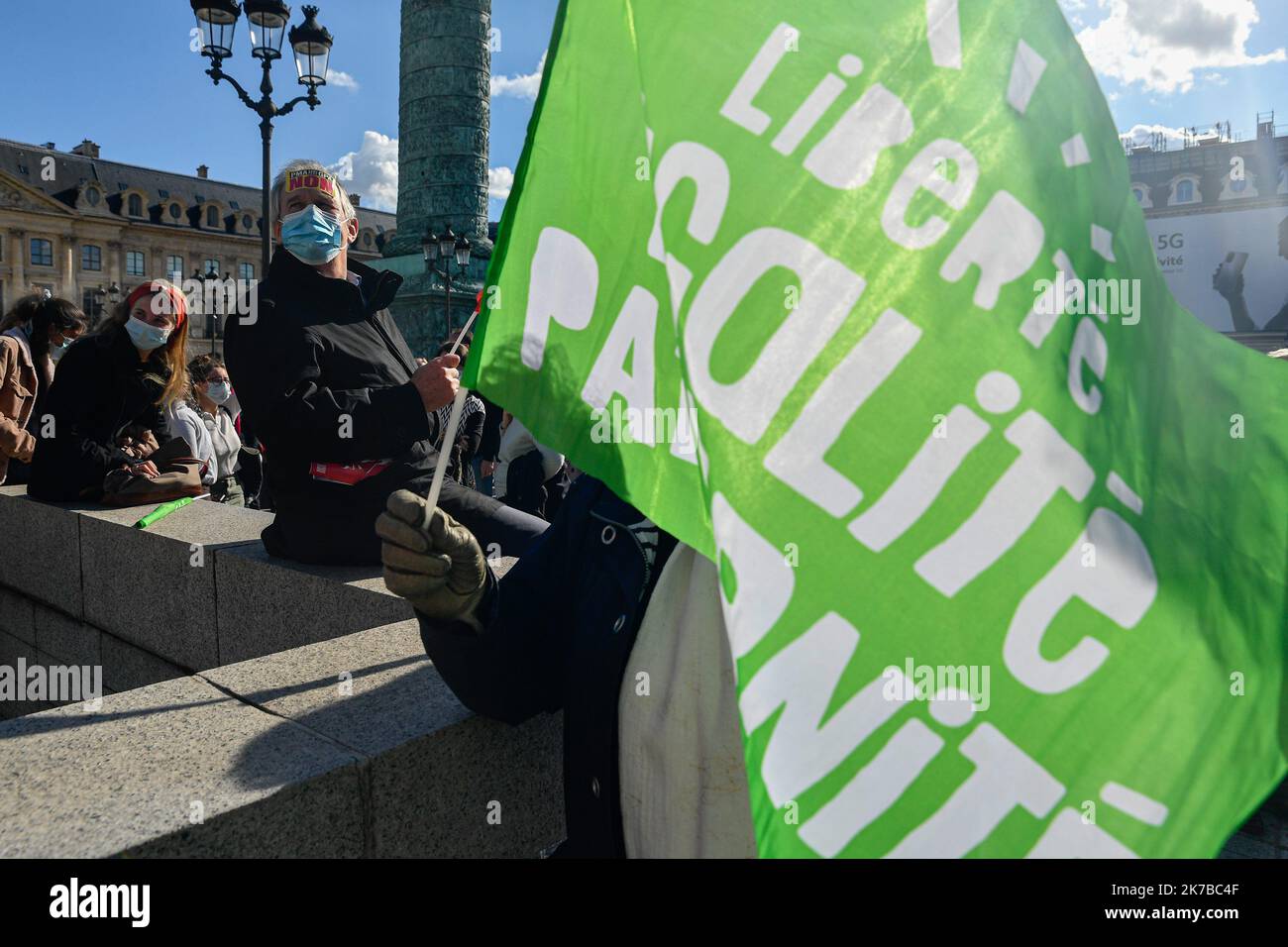 ©Julien Mattia / le Pictorium/MAXPPP - Julien Mattia / le Pictorium - 10/10/2020 - Francia / Parigi - sur la Place Vendome des milliers d'opposants a la PMA pour toutes s'etaient rassemblees pour manifester contre la loi bioetique, a Paris le 10 ottobre 2020. / 10/10/2020 - Francia / Parigi - su Place Vendome, migliaia di oppositori del PMA per tutti si erano riuniti per manifestare contro la legge sulla bioetica, a Parigi il 10 ottobre 2020. Foto Stock