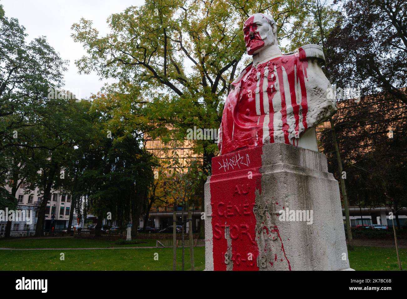 ©Nicolas Landemard / le Pictorium/MAXPPP - Nicolas Landemard / le Pictorium - 9/10/2020 - Belgique / Bruxelles - la statua du General storms recouverte de peinture rouge, comme l'ont ete d'autres statue de personnalites belges avant lui et liees a la colonization belge. Depuis les manifestion Black Live Matters, de nombreuses statues ont ete recouvertes de peinture rouge symbolizant le sang verse durant la periode coloniale. Le General storms est connu pour avoir mene campagne entre 1882 et 1885 en Afrique de l'Est, commandant de la quatrieme expedition de l'Association internationale african Foto Stock