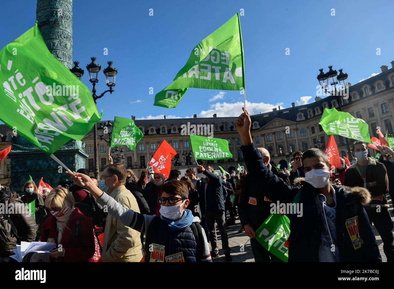 ©Julien Mattia / le Pictorium/MAXPPP - Julien Mattia / le Pictorium - 10/10/2020 - Francia / Parigi - sur la Place Vendome des milliers d'opposants a la PMA pour toutes s'etaient rassemblees pour manifester contre la loi bioetique, a Paris le 10 ottobre 2020. / 10/10/2020 - Francia / Parigi - su Place Vendome, migliaia di oppositori del PMA per tutti si erano riuniti per manifestare contro la legge sulla bioetica, a Parigi il 10 ottobre 2020. Foto Stock