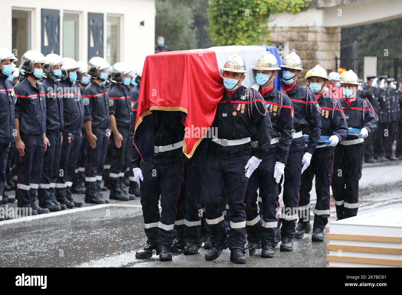 ©PHOTOPQR/NICE MATIN/Eric Ottino ; Cagnes ; 14/10/2020 ; Cérémonie funéraire du Commandant Bruno Kohlhuber, pompier décédé dans la Vésubie pendant la tempête Alex - Francia meridionale Alex tempesta ottobre 14 2020 funerali di un pompiere ucciso durante la tempesta Foto Stock