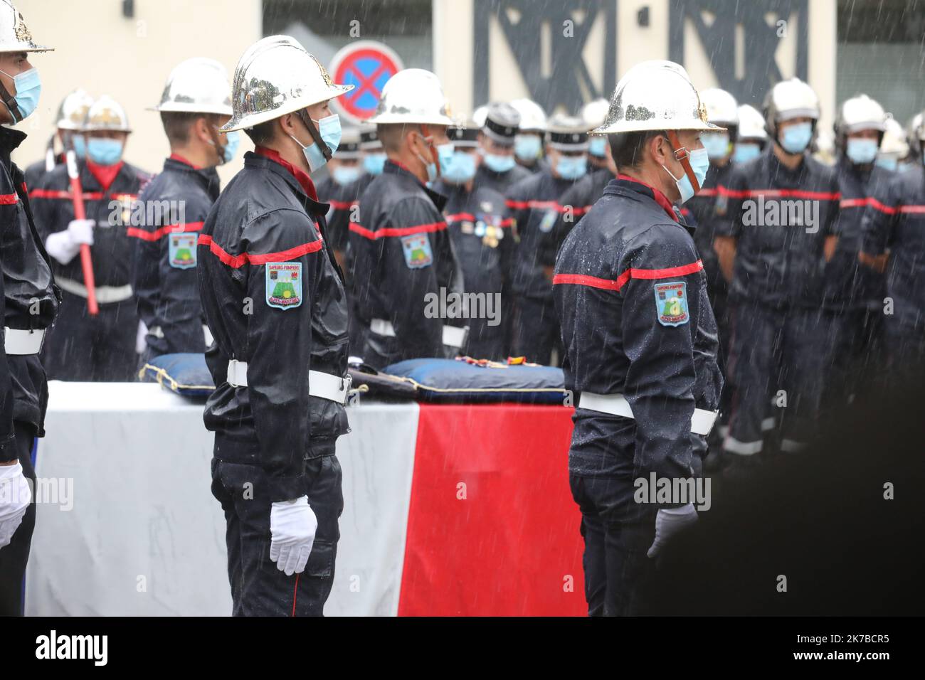 ©PHOTOPQR/NICE MATIN/Eric Ottino ; Cagnes ; 14/10/2020 ; Cérémonie funéraire du Commandant Bruno Kohlhuber, pompier décédé dans la Vésubie pendant la tempête Alex - Francia meridionale Alex tempesta ottobre 14 2020 funerali di un pompiere ucciso durante la tempesta Foto Stock