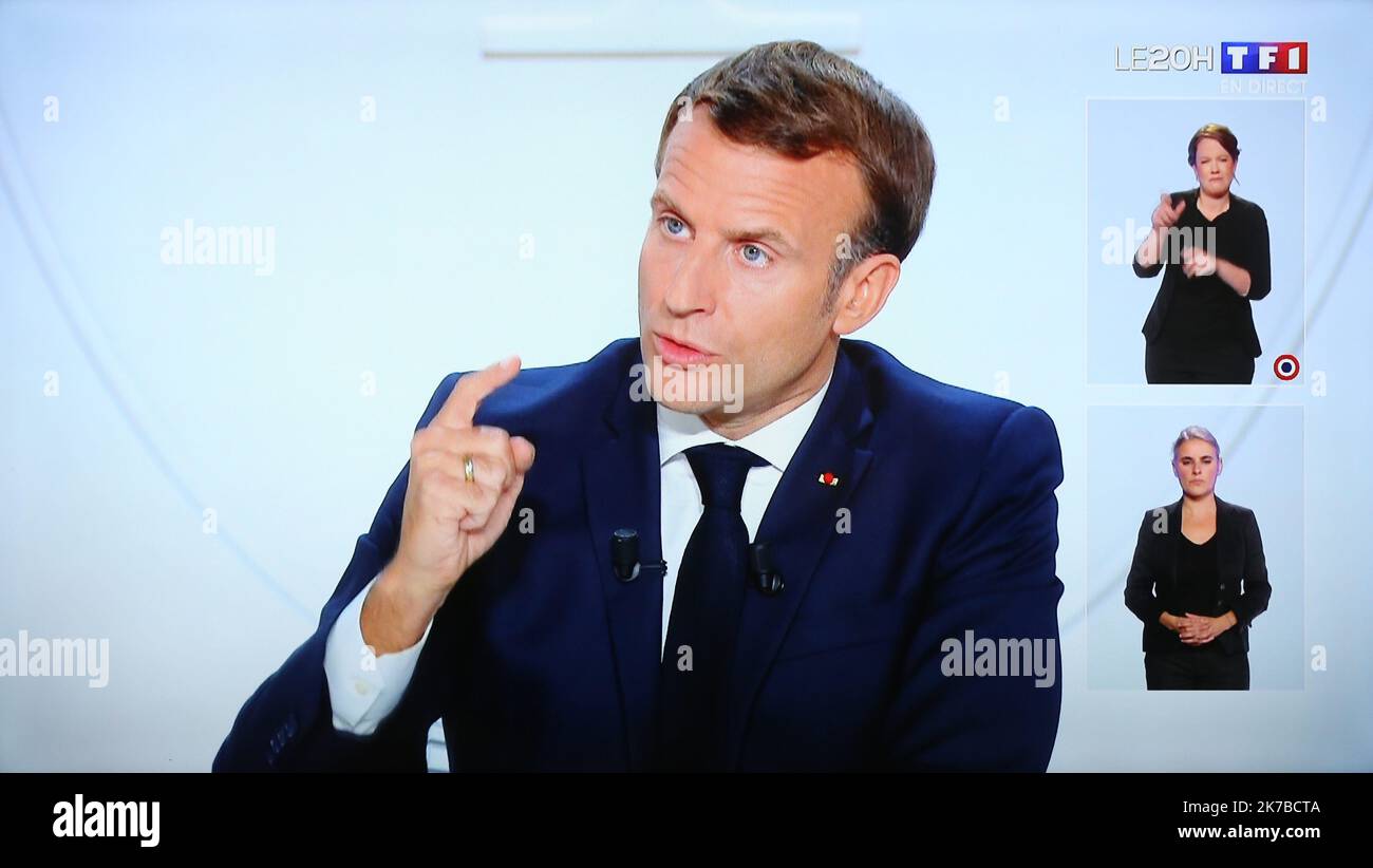 ©PHOTOPQR/l'ALSACE/Jean-Francais FREY ; ; 14/10/2020 ; le Président de la République Emmanuel Macron lors de son Intervista à la télévision. - (EN) il Presidente Macron interviene stasera sul coronavirus nell'ottobre 14 2020 Foto Stock