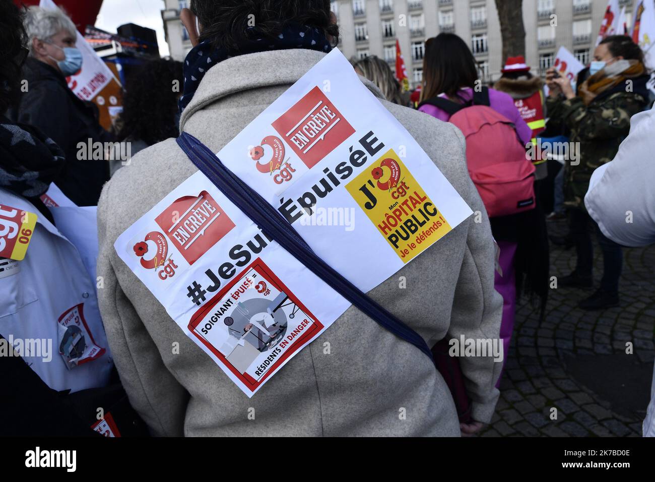 ©Julien Mattia / le Pictorium/MAXPPP - Julien Mattia / le Pictorium - 10/15/2020 - Francia / Ile-de-France / Parigi - Les syndicats de sante CGT et Sud Sante manifestent devant le ministere de la solidarite et de la sante pour obtenir Plus de moyens pour les hopitaux pour faire face a la crise sanitaire. / 10/15/2020 - Francia / Ile-de-France (regione) / Parigi - i sindacati della salute CGT e Sud Sante stanno dimostrando di fronte al Ministero della solidarietà e della salute per ottenere più risorse per gli ospedali per affrontare la crisi sanitaria. Foto Stock