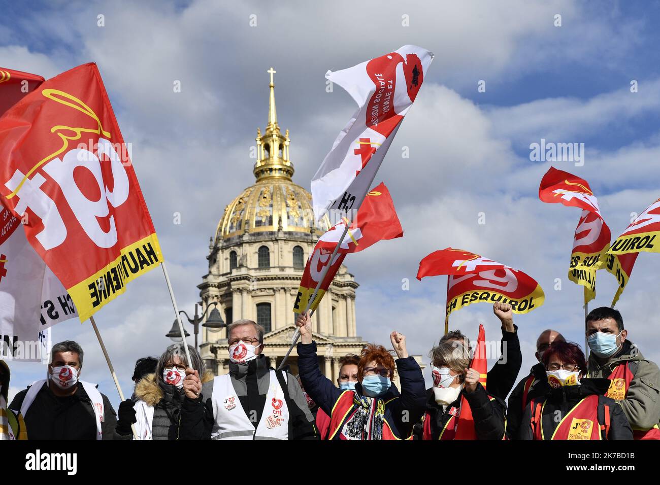 ©Julien Mattia / le Pictorium/MAXPPP - Julien Mattia / le Pictorium - 10/15/2020 - Francia / Ile-de-France / Parigi - Les syndicats de sante CGT et Sud Sante manifestent devant le ministere de la solidarite et de la sante pour obtenir Plus de moyens pour les hopitaux pour faire face a la crise sanitaire. / 10/15/2020 - Francia / Ile-de-France (regione) / Parigi - i sindacati della salute CGT e Sud Sante stanno dimostrando di fronte al Ministero della solidarietà e della salute per ottenere più risorse per gli ospedali per affrontare la crisi sanitaria. Foto Stock