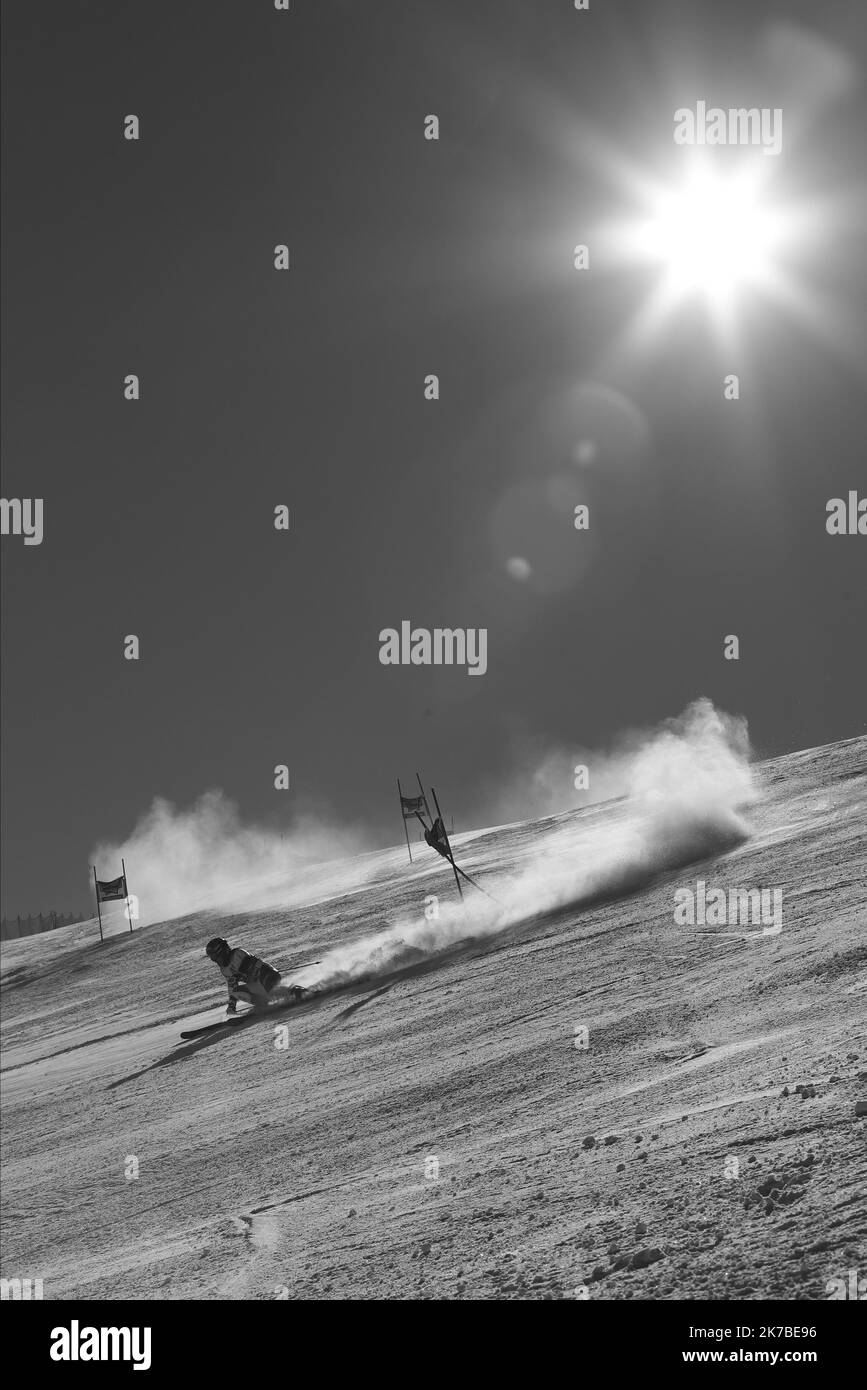 ©Pierre Teyssot/MAXPPP ; Coppa del mondo di sci alpino 2020-2021 - focolaio di coronavirus . 1st Slalom gigante maschile nell'ambito della Coppa del mondo di sci alpino a Solden il 18 ottobre 2020; Run 1, Uno sciatore in azione Black and White in azione. Pierre Teyssot / Maxppp Foto Stock