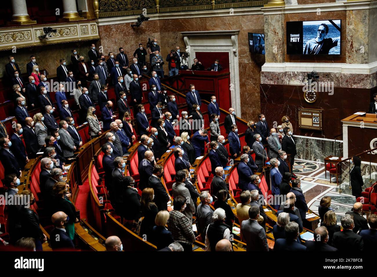 ©THOMAS PADILLA/MAXPPP - 20/10/2020 ; PARIGI, FRANCIA ; HOMMAGE DES DEPUTES A L' ASSEMBLEE NATIONALE AU PROFESSIONUR ASSASSINE LORS D' UNE ATTAQUE TRRORISTE, SAMUEL PATY. - OMAGGIO DEI DEPUTATI A SAMUEL PATY FRANCIA - PARIGI OTT 20 2020 Foto Stock