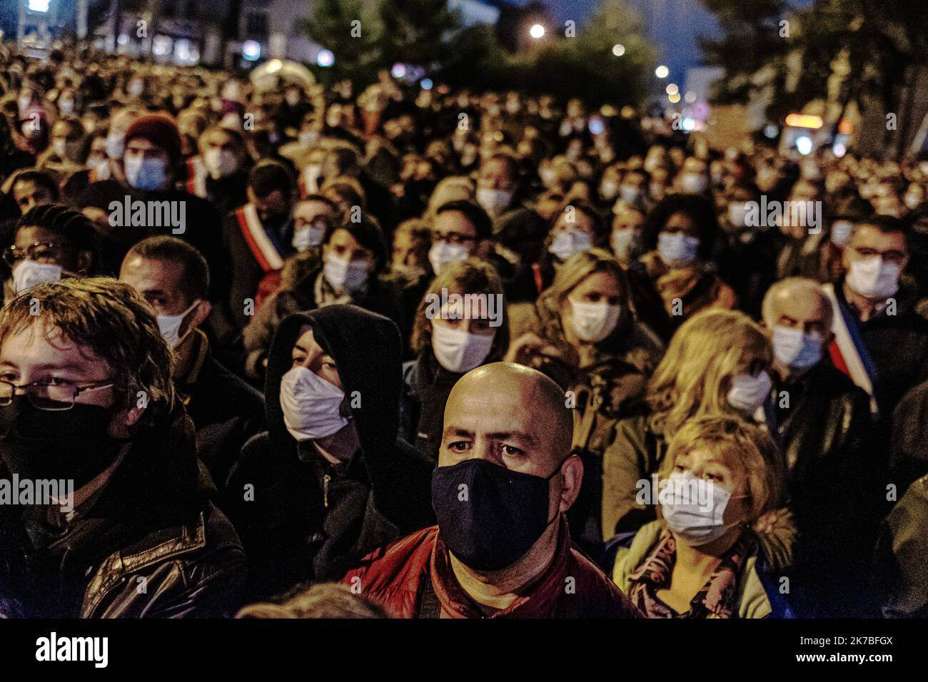 ©Jan Schmidt-Whitley/le Pictorium/MAXPPP - Jan Schmidt-Whitley/le Pictorium - 20/10/2020 - Francia / Yvelines / Conflans-Saint-Honorine - Des milliers de personnes se sont rassemblees mardi soir a Conflans-Saint-Honorine pour une marche blanche en hommage a Samuel Paty. La foule s'est massee vers 18h30 devant le college le Bois-d'Aulne, ou le professseur de 47 ans enseignait. Quelque 6 000 personnes etaient presentes, selon des stimations de gendarmes sur place. / 20/10/2020 - Francia / Yvelines (dipartimento francese) / Conflans-Saint-Honorine - migliaia di persone si sono radunate martedì sera a Confl Foto Stock