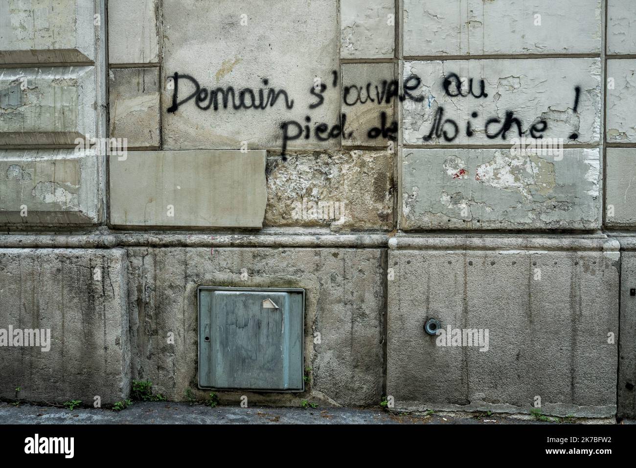 ©Michael Bunel / le Pictorium/MAXPPP - Michael Bunel / le Pictorium - 16/06/2016 - Francia / Parigi - Demain s'ouvre au pied de biche. Casses et graffitis sur le chemin de la dernière manifestation contre les propositions de reforme du travail a Paris le 14 juin 2016. Quarante personnes ont ete blessees et les autorites ont procedono un 73 arrestations. 16 juin 2016. Parigi, Francia. / 16/06/2016 - Francia / Parigi - domani apre al crowbar. Rotture e graffiti sulla strada dell'ultima manifestazione contro le proposte di riforma del lavoro a Parigi il 14 giugno 2016. Quaranta persone sono state ferite e la a Foto Stock