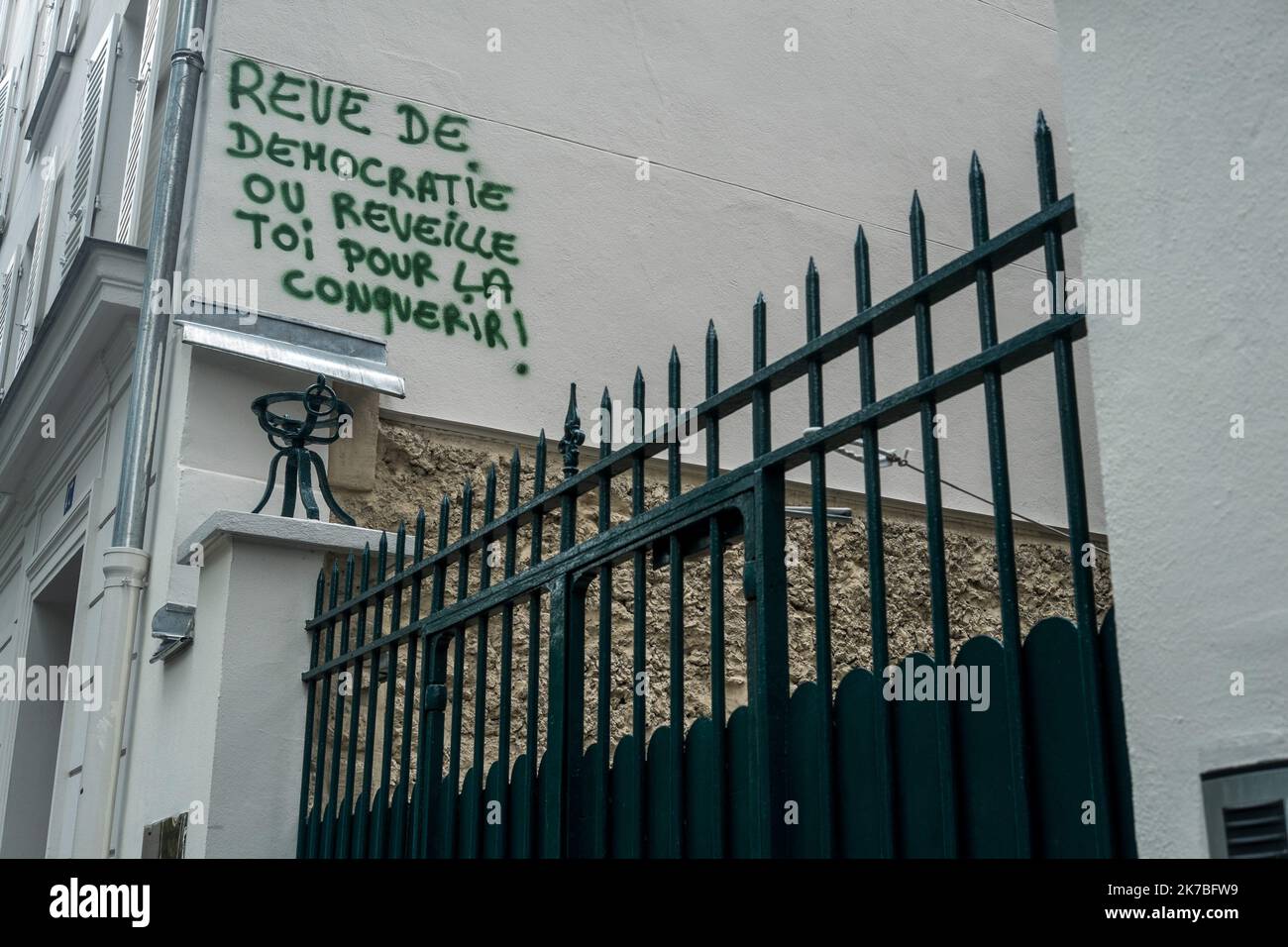 ©Michael Bunel / le Pictorium/MAXPPP - Michael Bunel / le Pictorium - 16/06/2016 - Francia / Parigi - Reve de democratie ou reveille toi pour la conquistir. Casses et graffitis sur le chemin de la dernière manifestation contre les propositions de reforme du travail a Paris le 14 juin 2016. Quarante personnes ont ete blessees et les autorites ont procedono un 73 arrestations. 16 juin 2016. Parigi, Francia. / 16/06/2016 - Francia / Parigi - sogno di democrazia o svegliarsi per conquistarla. Rotture e graffiti sulla strada dell'ultima manifestazione contro le proposte di riforma del lavoro a Parigi il 14 giugno 2016. Foto Stock