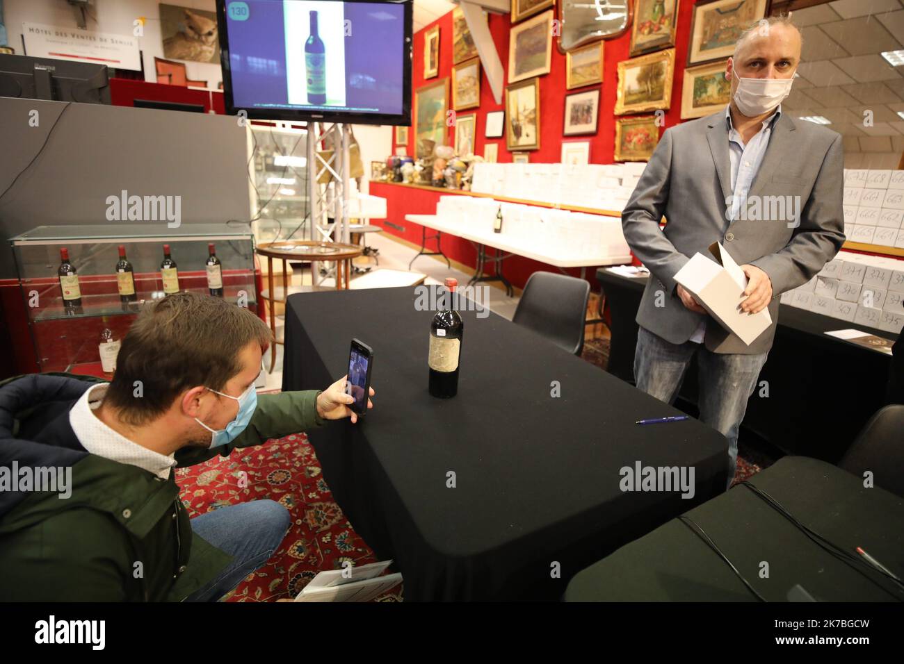 ©PHOTOPQR/LE COURRIER PICARD/DOMINIQUE TOUCHART ; AMIENS ; 24/10/2020 ; VENTES AUX ENCHERES DE GRANDS VINS A SENLIS AMBIANCE AVANT LA VENTE VENDITA ALL'ASTA DI VINI PREGIATI A SENLIS. OTTOBRE 24 Foto Stock