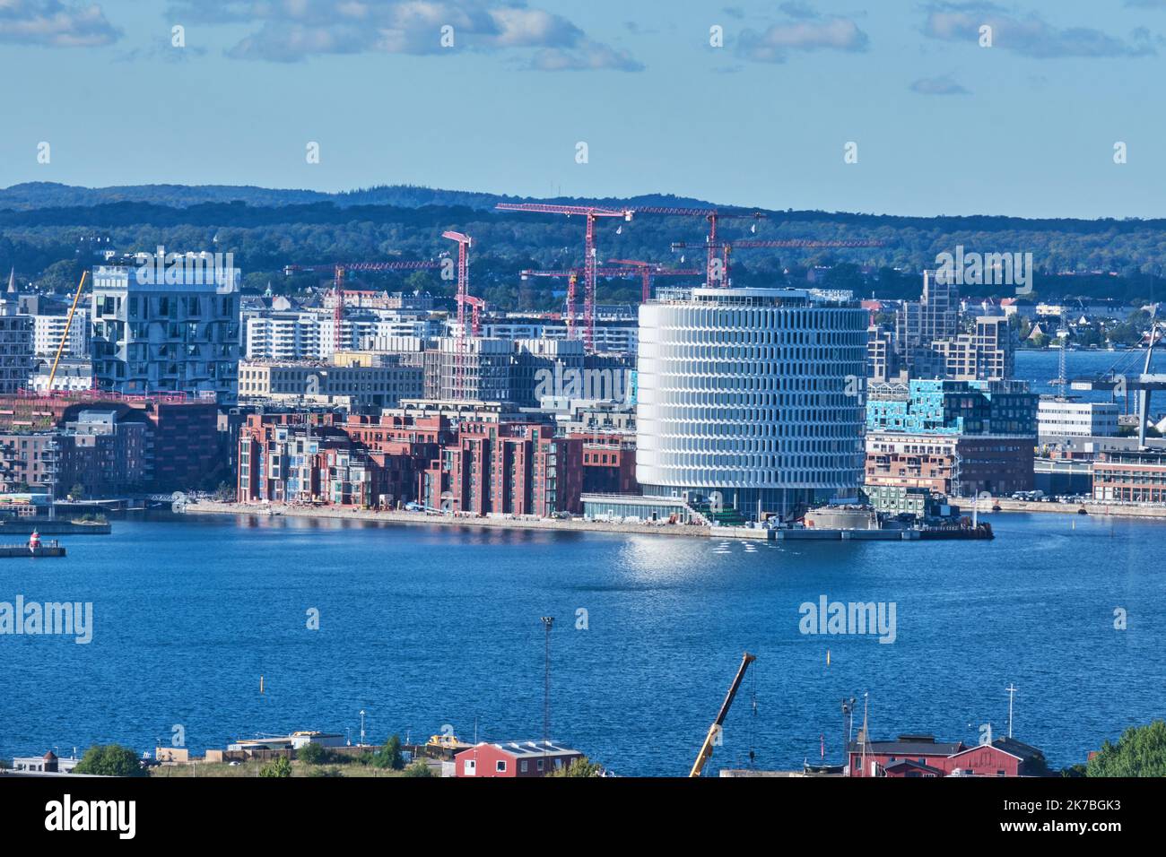 Copenaghen, Danimarca - Settembre 2022: Blocco rotondo punta di Redmolen progettato da Cobe, Residence Inn Nordhavn progetto Foto Stock
