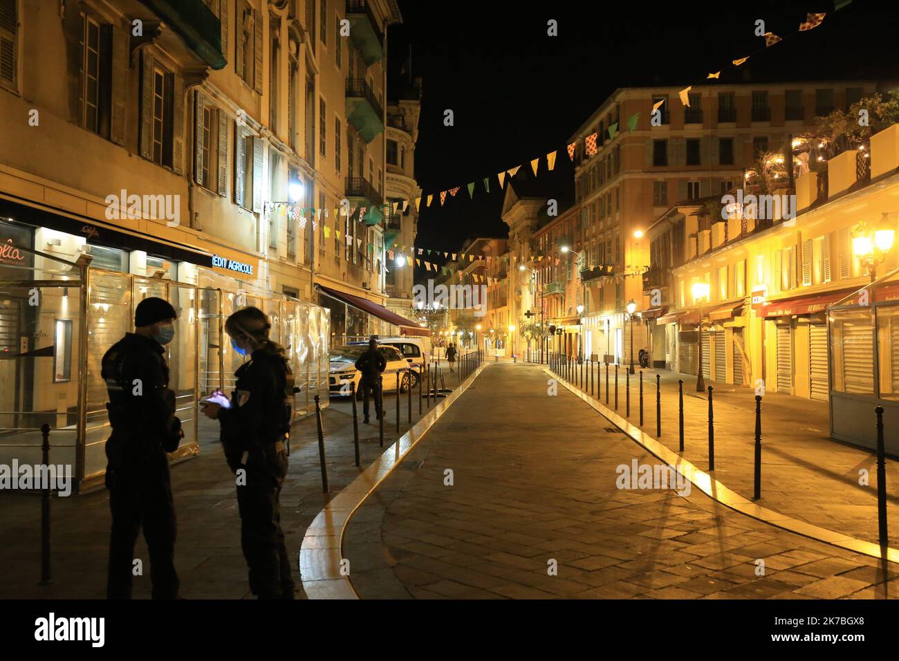 ©PHOTOPQR/NICE MATIN/Sébastien Botella ; Nice ; 24/10/2020 ; Application du couvre-feu à Nice dès 21 heures suite au rebond de l’épidémie de Covid-19, le samedi 24 ottobre 2020. Nizza; 24/10/2020; applicazione del coprifuoco a Nizza dalle ore 9 in seguito al rimbalzo dell'epidemia di Covid-19 sabato 24 ottobre 2020. Foto Stock