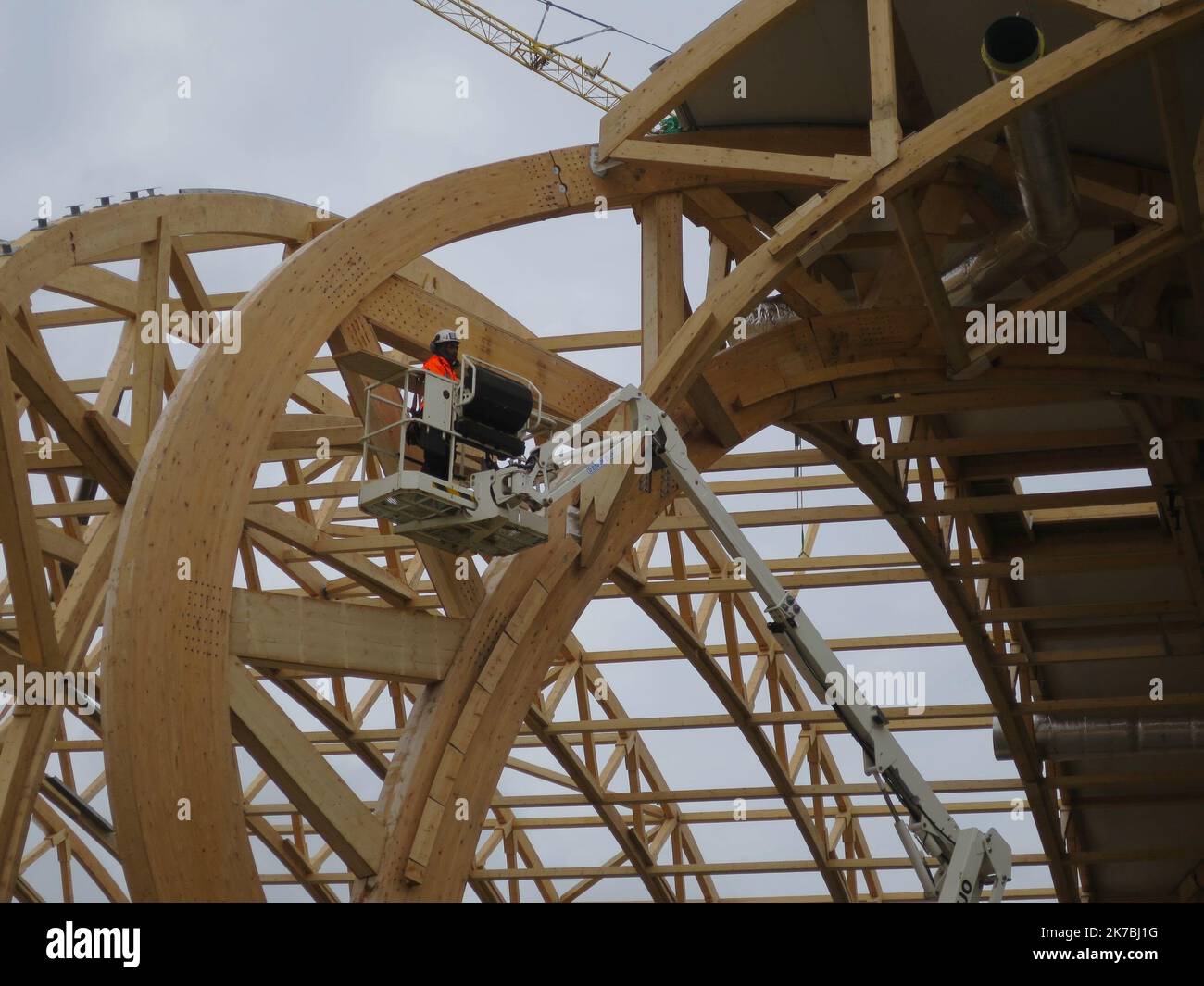 ©PHOTOPQR/LE PARISIEN/Eric LE MITOUARD ; ; 28/10/2020 ; sur le Champ-de-Mars, l'immensa struttura éphémère de bois pour accueillir près de 9000 visiteurs est en train de se monter. Un chantier d'exception, réalisé en un temps record. Parigi, Francia, ottobre 28th 2020 - il grande palazzo è chiuso per lavori di ristrutturazione, invece, l'immensa struttura effimera in legno per ospitare quasi 9.000 visitatori è in corso di assemblaggio. Foto Stock