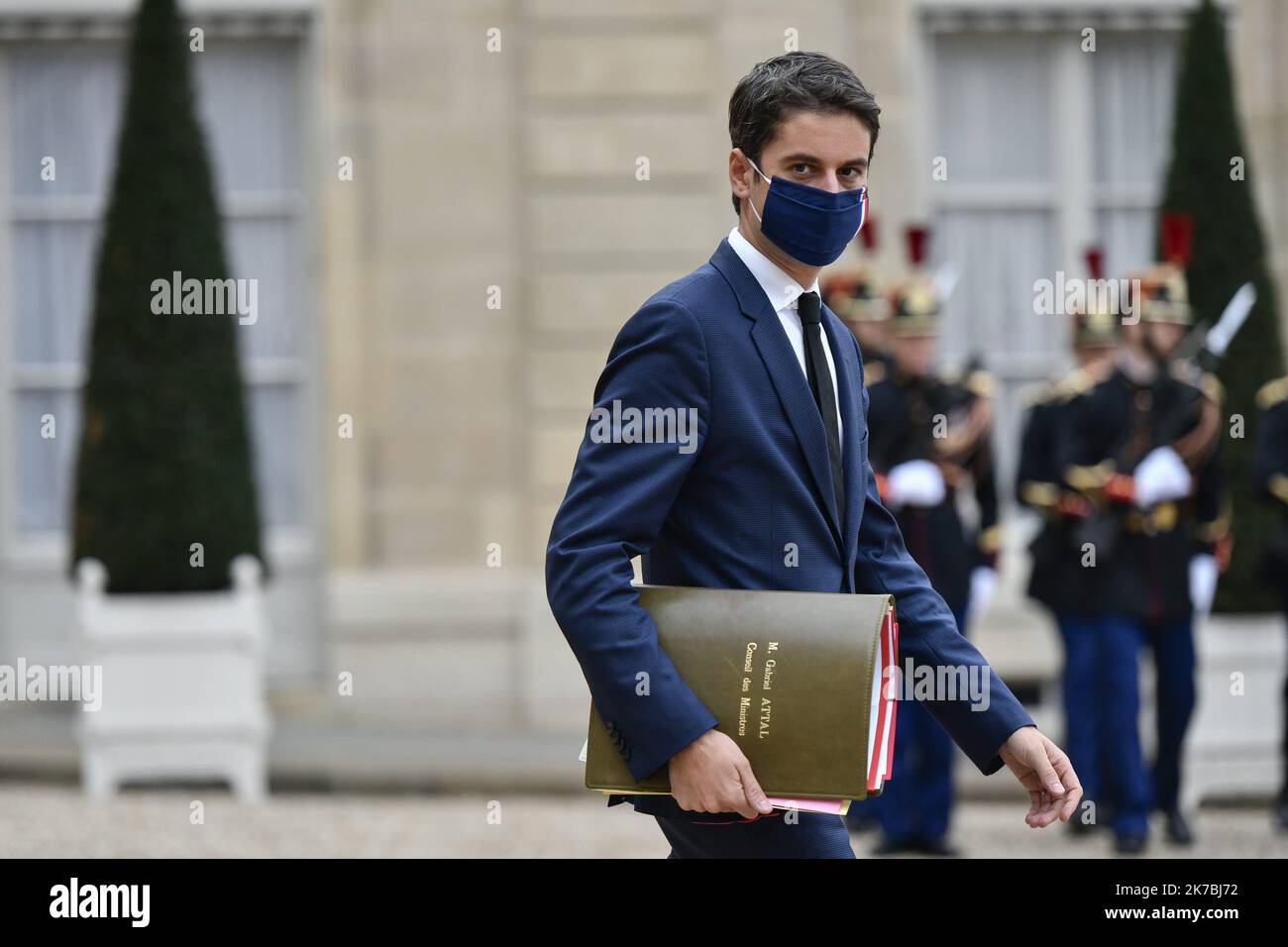 ©Julien Mattia / le Pictorium/MAXPPP - Julien Mattia / le Pictorium - 28/10/2020 - Francia / Ile-de-France / Parigi - M. Gabriel ATTAL, Porte-parole du Gouvernement en sortie du Conseil des Ministres du 28 ottobre 2020. / 28/10/2020 - Francia / Ile-de-France (regione) / Parigi - Gabriel ATTAL, portavoce del Governo all'uscita del Consiglio dei Ministri del 28 ottobre 2020. Foto Stock