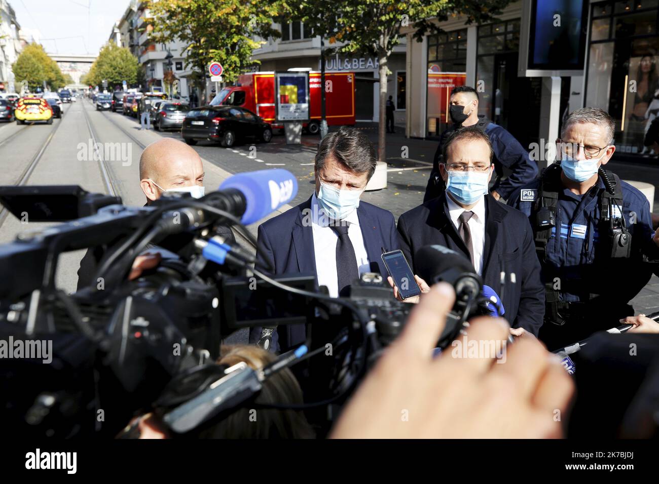 ©PHOTOPQR/NICE MATIN/Dylan Meiffret ; Nice ; 29/10/2020 ; NICE, le 29/10/2020, Attentat à l'arme blanche à la basilique Notre-Dame de l'Assomption située sur l'avenue Jean Medecin. Trois victimes sont décédées. ICI : première conférence de presse du maire de Nice Christian ESTROSI NICE / coltello attacco a Jean Médecin, si dice che due persone siano morte e diversi feriti Foto Stock