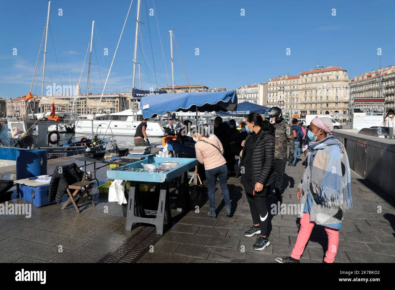 ©PHOTOPQR/LA PROVENCE/VREL Valerie ; Marseille ; 30/10/2020 ; ambiances autour du Vieux-Port, le Premier jour du reconfino. Les spedies semblent être plutôt deferées, peu de gens circolent. - Francia, 30th 2020 ottobre - nuovo blocco contro la diffusione pandemica del covid-19, fino a dicembre 1st 2020 Foto Stock