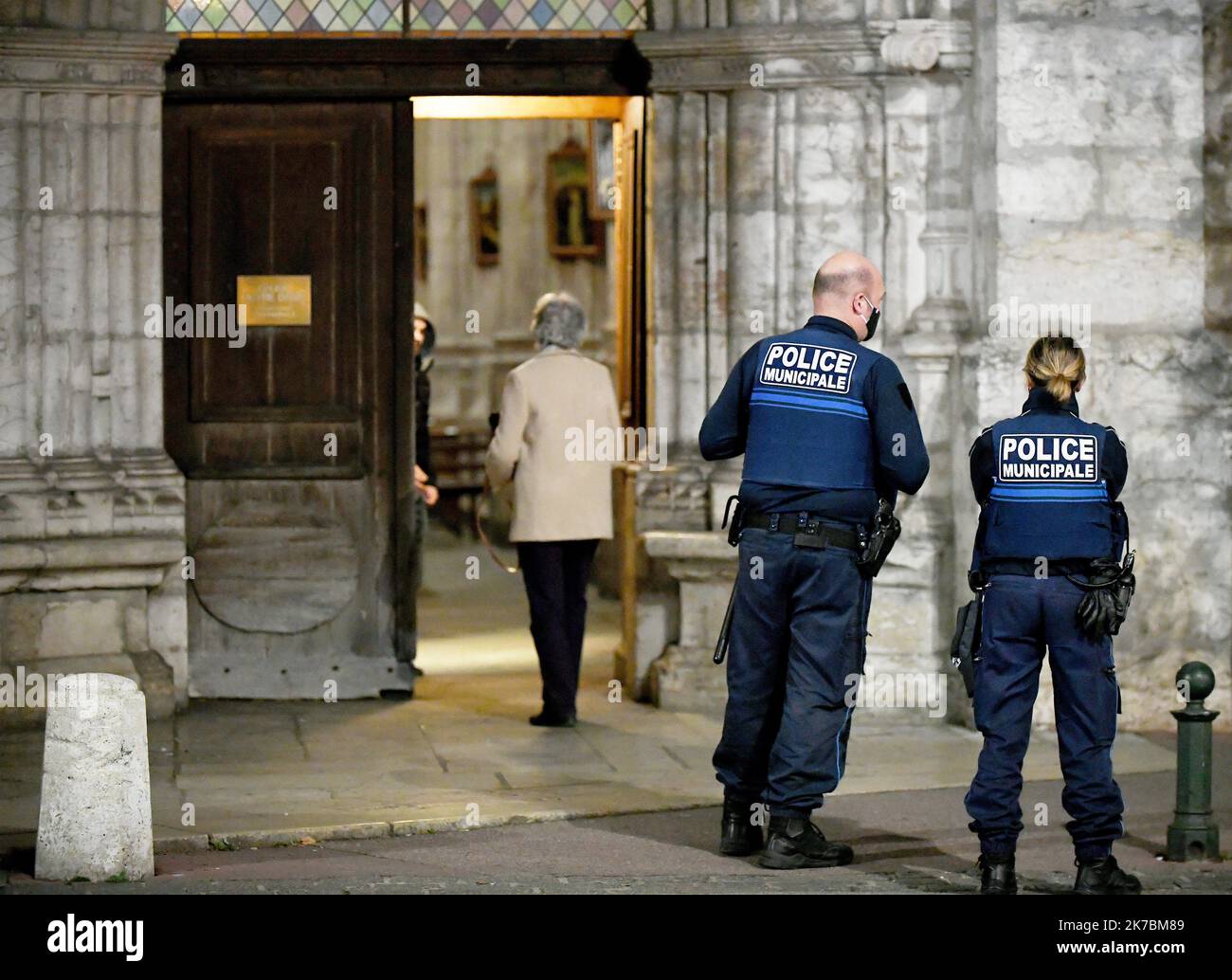 ©PHOTOPQR/LE PROGRES/Catherine AULAZ - Bourg-en-Bresse 31/10/2020 - Eglises sous surveillance - 31 ottobre 2020 -la co-cathédrale Notre-Dame de Bourg-en-Bresse (Ain) sous surveillance policière pour la messe de 18h30 ce samedi 31 ottobre 2020. Bourg en Bresse Francia, 31st 2020 ottobre - i soldati si pattugliano per garantire luoghi di preghiera dopo un attacco in una basilica Foto Stock