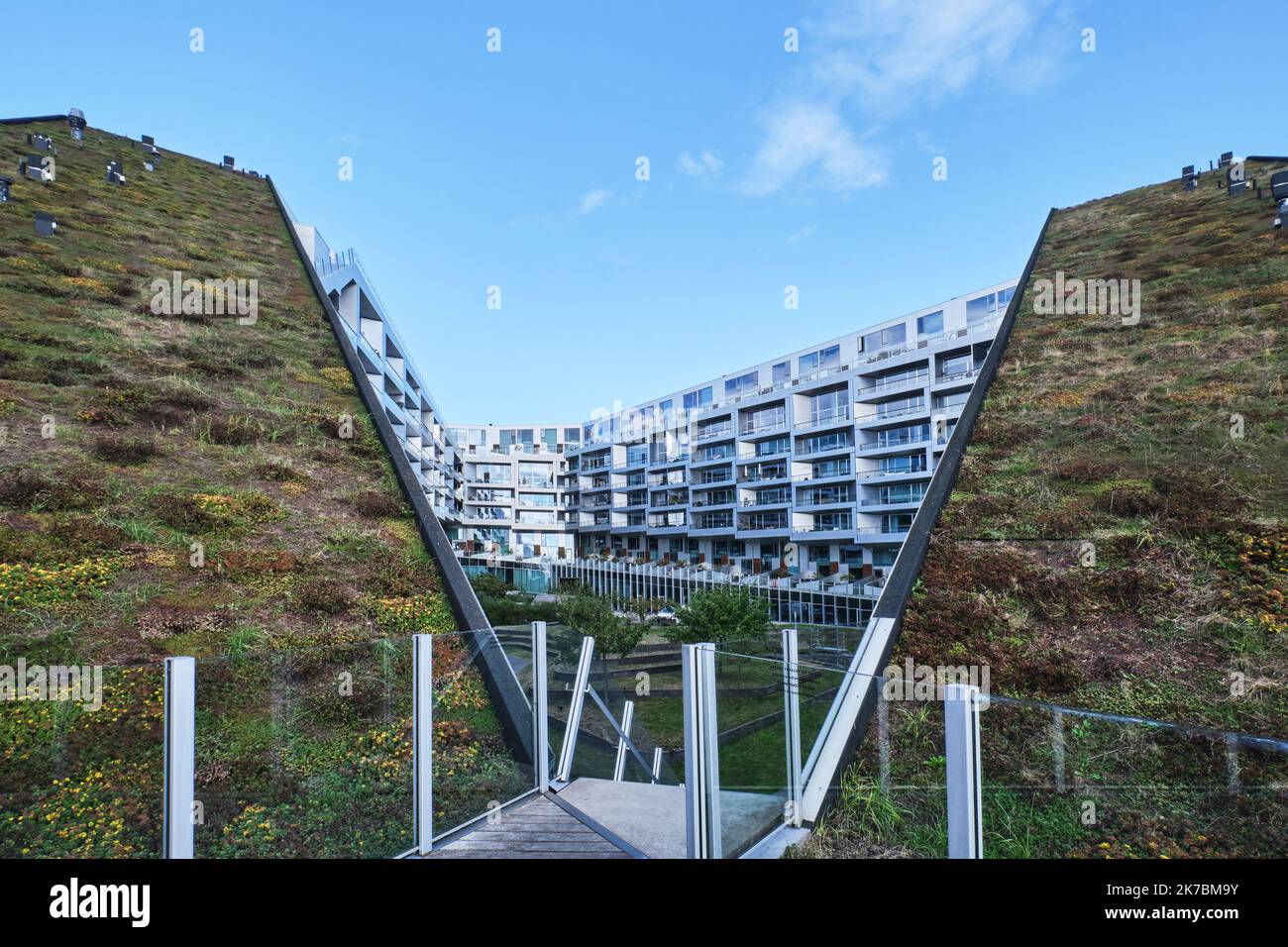 Copenaghen, Danimarca - Settembre 2022: Vista dell'edificio 8 House, progettato dalla ditta di architettura danese Bjarke Ingels Group nel distretto di Orestad Foto Stock