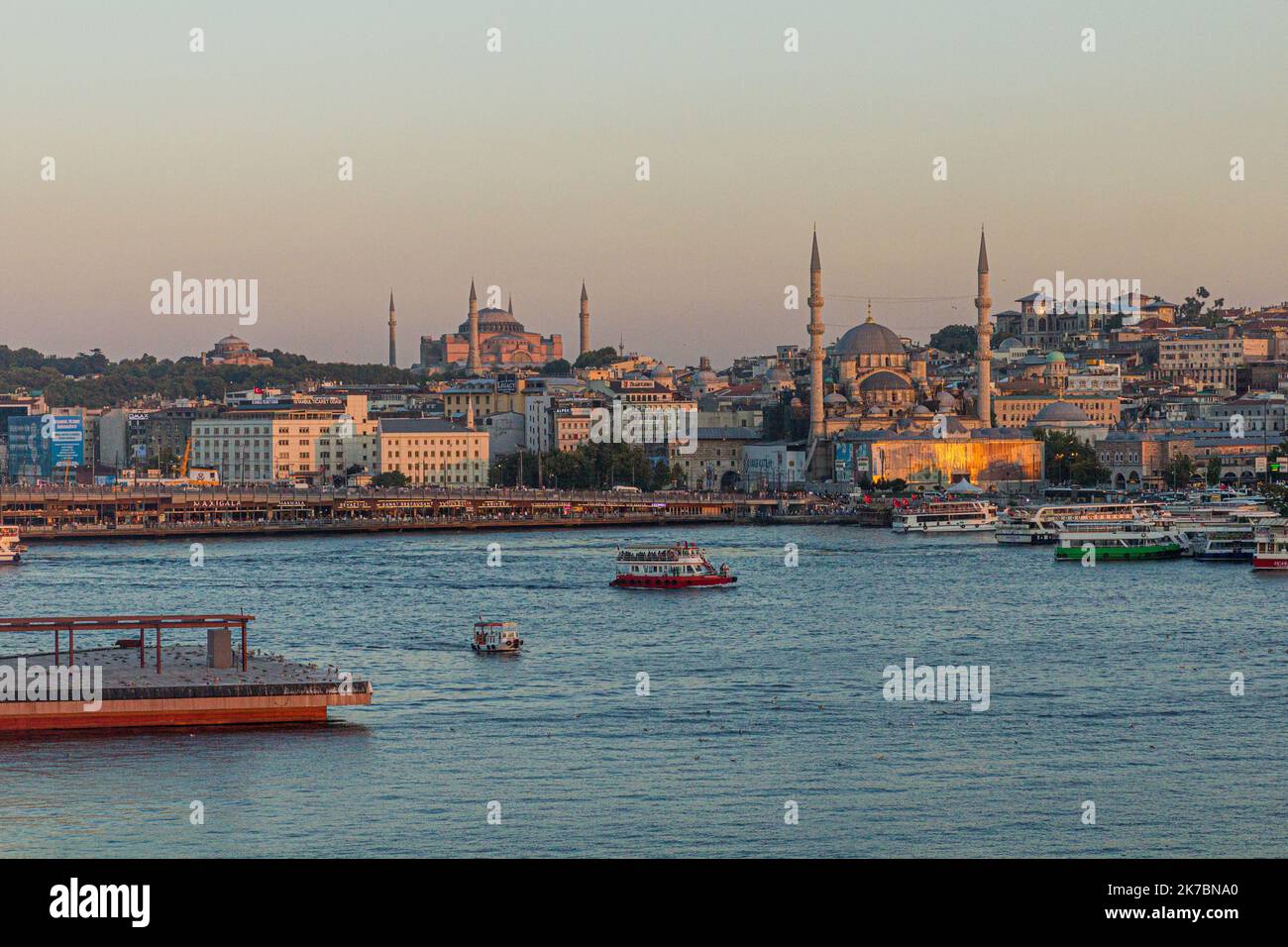 ISTANBUL, TURCHIA - 22 LUGLIO 2019: Skyline del quartiere Sultanahmed a Istanbul, Turchia Foto Stock