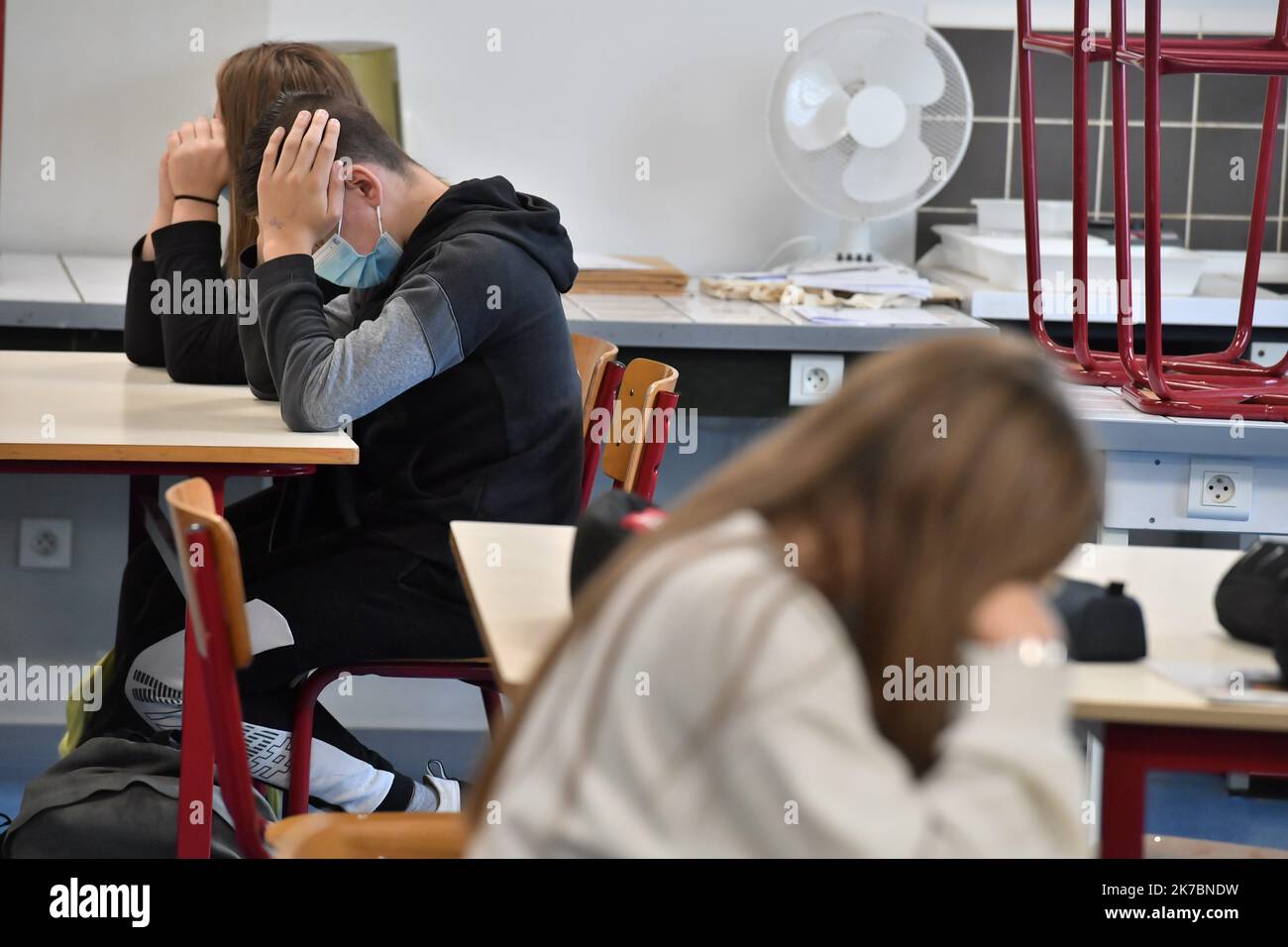 ©PHOTOPQR/VOIX DU NORD/BONNIERE Pascal ; 02/11/2020 ; Armentieres , le 2 novembre 2020 , ommage a Samuel Paty au college Jean Rostand. Pascal BonniÃ¨re - 2020/11/02. La Francia ha tenuto un tributo nazionale a Samuel Paty nelle scuole. Foto Stock