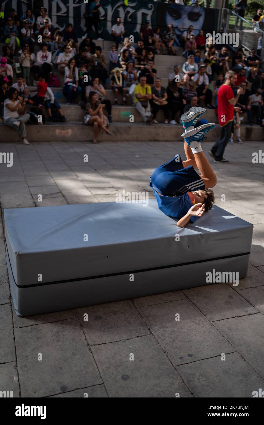 Workshop Parkour per bambini tenuto dal collettivo del movimento Parkour Zaragoza nel Centro Civico de Valdefierro, Saragozza, Spagna Foto Stock