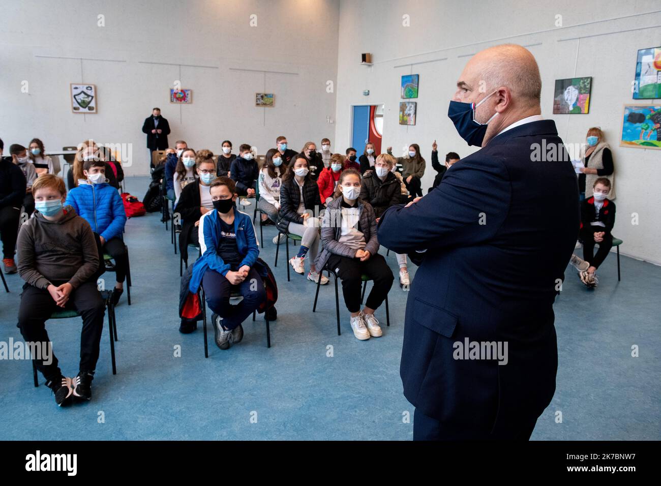 ©PHOTOPQR/VOIX DU NORD/PASCAL BONNIERE ; 02/11/2020 ; ARMENTIERES 02.11.2020 reconfino covid19 , hommage a l enseignant Samuel Paty au collége Jean Rostand Armentieres en presence de Laurent Pietraszewski .PHOTO PASCAL BONNIERE / LA VOIX DU NORD - - - 2020/11/02///. La Francia ha tenuto un tributo nazionale a Samuel Paty nelle scuole. Foto Stock