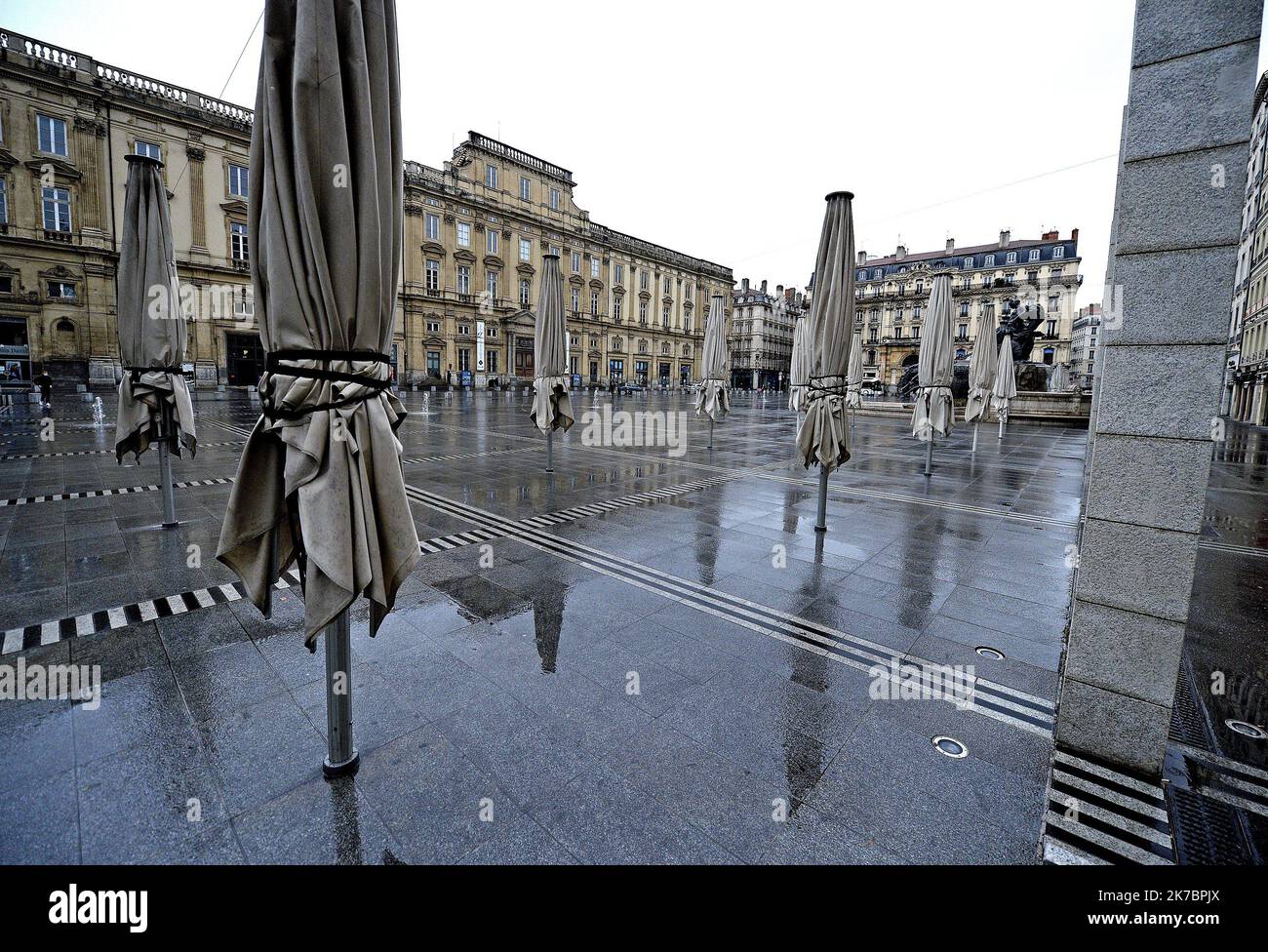 ©PHOTOPQR/LE PROGRES/Richard MOUILLAUD - Lione 01/01/2012 - le 03/11/2020 Confinement à Lione -Confinement à Lione Place des Terreaux - Francia, 03 novembre 2020 - nuovo blocco contro la diffusione pandemica del COVID-19, fino a dicembre 1st 2020 Foto Stock