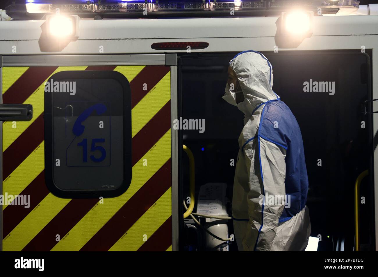 ©PHOTOPQR/L'EST REPUBLICAIN/ALEXANDRE MARCHI ; ESSEY-LES-NANCY ; 06/11/2020 ; SANTE - MEDECINE - TROISIEME EVACUAZIONE SANITAIRE PAR AVION - CHRU DE NANCY - PANDEMIE CONVID 19 - EPIDEMIE CORONAVIRUS - 2EME VAGO DE CONTAMINATION - PERSONNEL SOIGNANT. Aéroport de Nancy-Essey, Essey-lès-Nancy 6 novembre 2020. Un médecin, en tenue de Protection et masque FFP2, dans une ambulance du SAMU (15 - SMUR) lors de l'arrivée de deux nouveaux malades atteints de Coronavirus transférés de l'Hôpital de Chambéry au CHRU de Nancy et à la clinique Pasteur par évacuation sanitaire par avion. FOTO Alexandre MARC Foto Stock