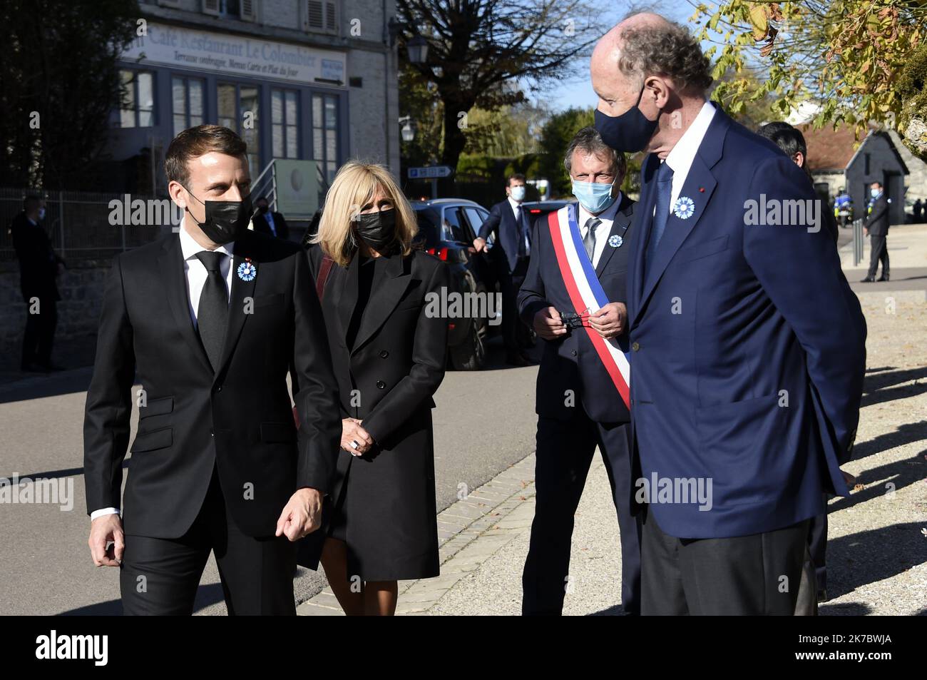 ©PHOTOPQR/L'EST REPUBLICAIN/ALEXANDRE MARCHI ; COLOMBEY LES DEUX EGLISES ; 09/11/2020 ; HISTOIRE - POLITIQUE - 50EME ANNIVERSAIRE DE LA MORT DU GENERAL DE GAULLE - COMMEMORATION - HOMMAGE - V EME REPUBLIQUE - GAULLISME - GAULLLISTE. Colombey-les-Deux-Eglises 9 novembre 2020. Le président de la République, Emmanuel MACRON, et son épouse, Brigitte, avec Yves de GAULLE devant la mairie de Colombey-les-Deux-Eglises pour la commémoration du cinquantenaire de la mort du Général de Gaulle. Cette année 2020 sera un triplo anniversario, 50ème anniversario de sa disparition, les 130 ans de la naissance Foto Stock