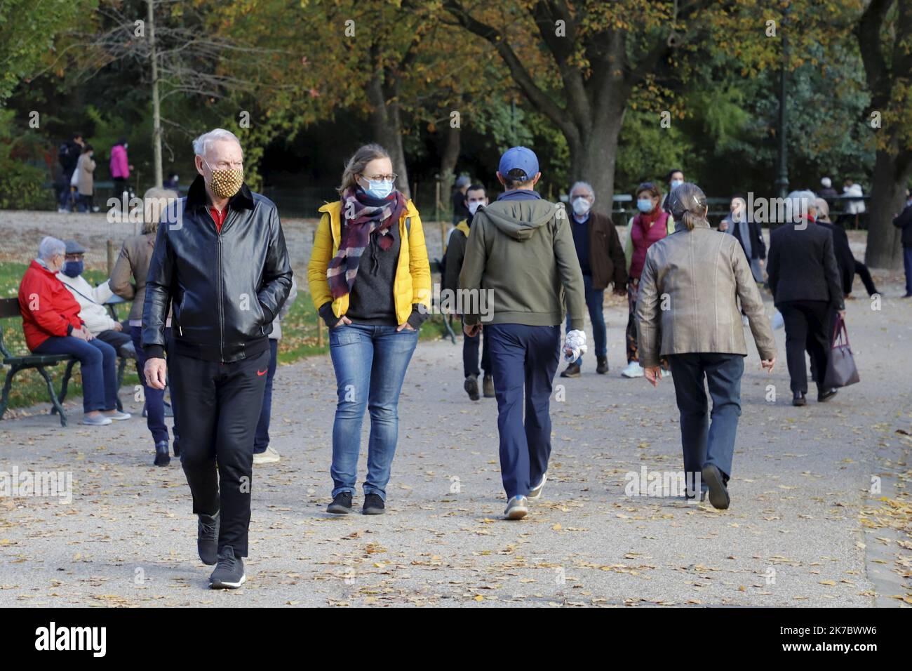 ©PHOTOPQR/LE PARISIEN/Delphine Goldsztejn ; PARIGI ; 09/11/2020 ; Parc des Buttes-Chaumont. 1 Rue Botzaris, 75019 Paris Sujet : RESPECT ou non des règles de Confinement au parc des Buttes-Chaumont. 09/11/2020 Foto : Delphine Goldsztejn FRANCIA PARIGI Lockdown Novemer 9 2020 Foto Stock