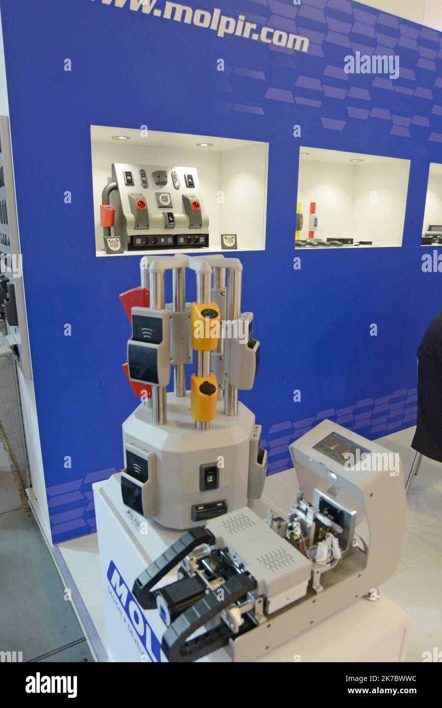 I lettori di smart card e biglietti senza contatto sono esposti presso gli stand della Innotrans International Transport Expo, Berlino, settembre 2022 Foto Stock