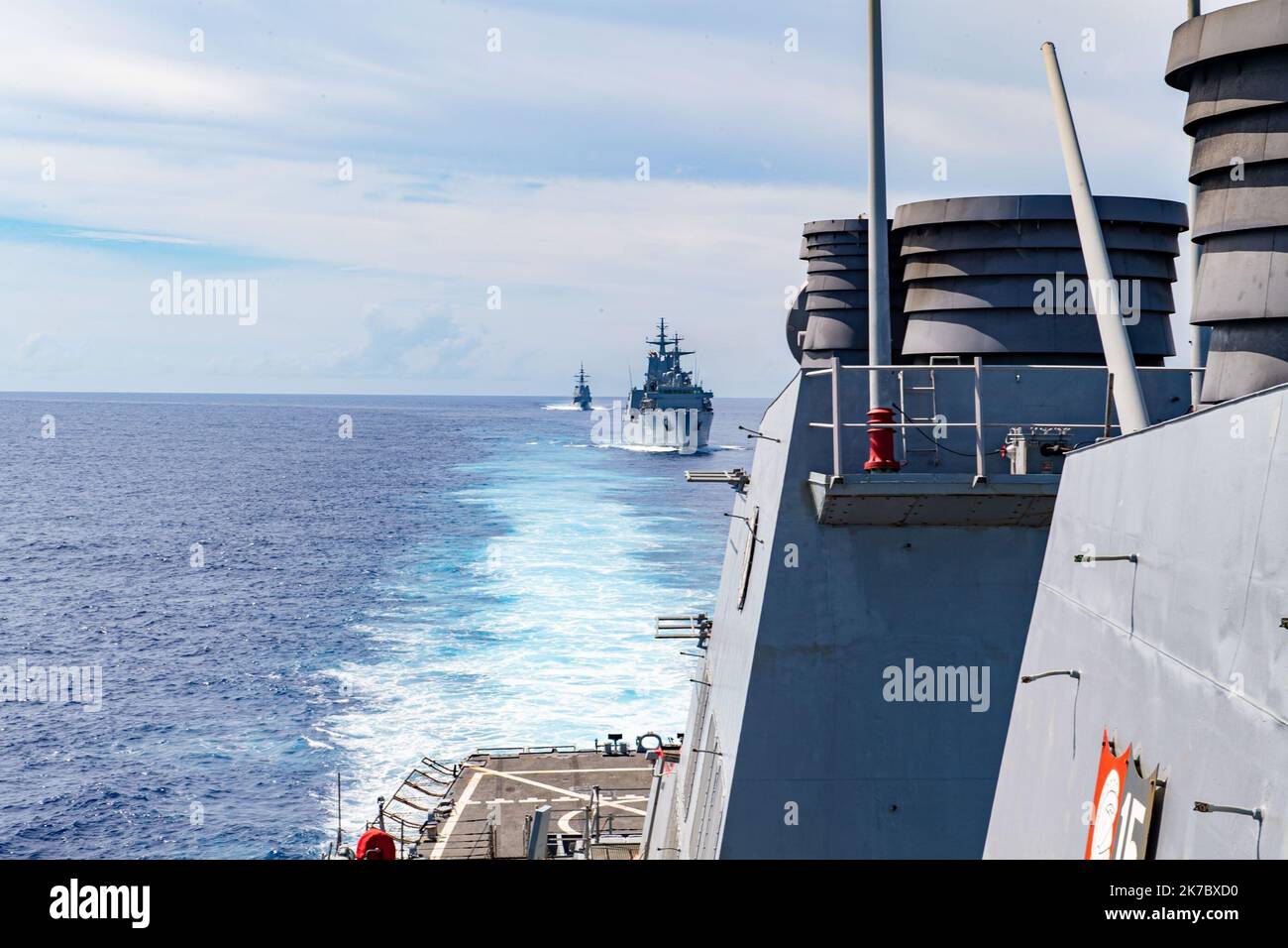 221007-N-RC007-1006 SOUTH CHINA SEA (07 ottobre 2022) il cacciatorpediniere missilistico guidato di classe Arleigh Burke USS Milius (DDG 69) conduce un esercizio di addestramento trilaterale con il cacciatorpediniere giapponese di classe Murusame JS Kirisame (DD-104), il cacciatorpediniere ausiliario di rifornimento della Royal Australian Navy HMAS, stalwart (A304) E il cacciatorpediniere HMAS Hobart (DDG 39), di classe Hobart, mentre opera nel Mar Cinese Meridionale, ottobre 07. Gli Stati Uniti, con il Giappone Maritime Self Defense Force e Royal Canadian Navy stanno partecipando ad esercizi multilaterali nella Cina del Sud Foto Stock
