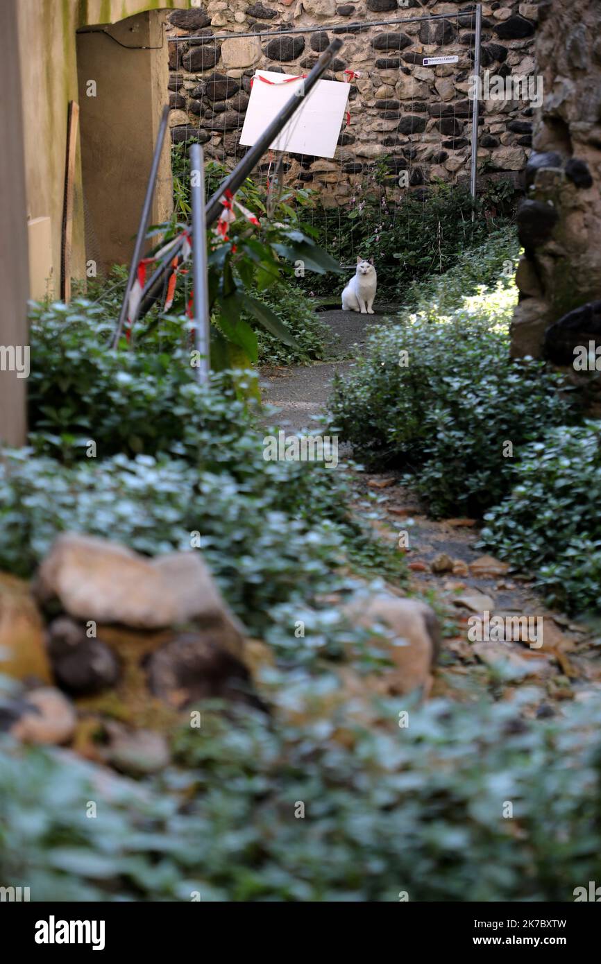 ©PHOTOPQR/LA PROVENCE/HIELY Cyril ; le Teil ; 10/11/2020 ; commune du Teil, en Ardèche (07), un an après le séisme du 11 novembre 2019 ICI une rue du Mélas, quartier le Plus touché par le tremblement de terre. Le Teil, Francia meridionale, 10th 2020 novembre - le Teil, un anno dopo il terremoto Foto Stock