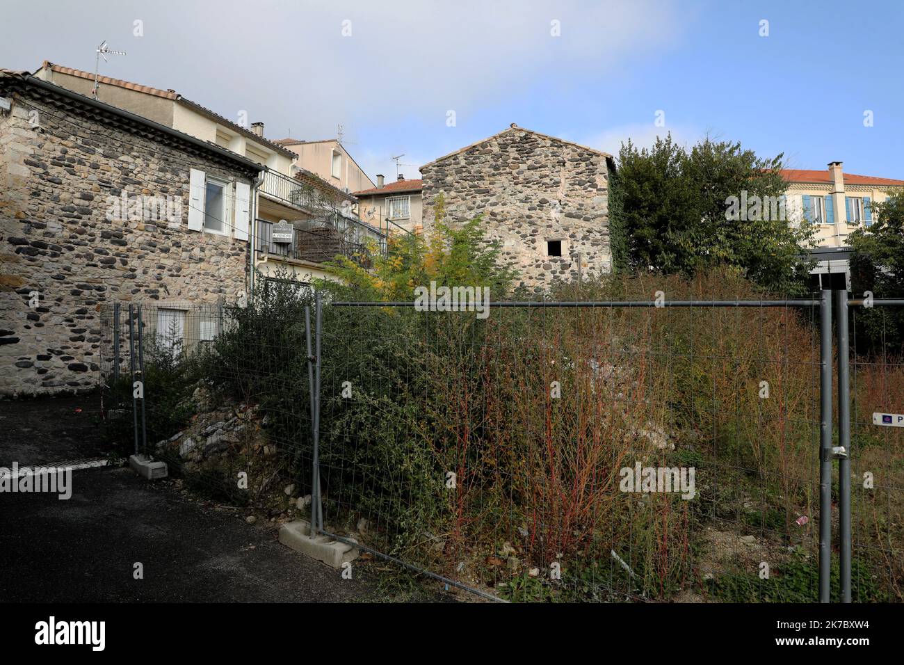 ©PHOTOPQR/LA PROVENCE/HIELY Cyril ; le Teil ; 10/11/2020 ; commune du Teil, en Ardèche (07), un an après le séisme du 11 novembre 2019 ICI le Mélas, quartier le Plus touché par le tremblement de terre. Le Teil, Francia meridionale, 10th 2020 novembre - le Teil, un anno dopo il terremoto Foto Stock