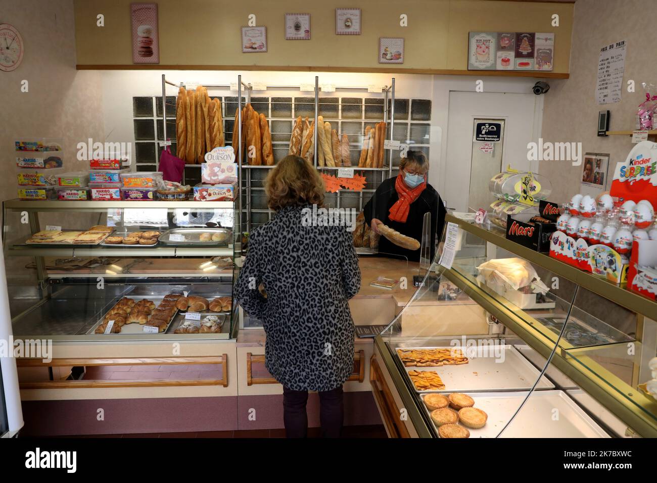 ©PHOTOPQR/LA PROVENCE/HIELY Cyril ; le Teil ; 10/11/2020 ; commune du Teil, en Ardèche (07), un an après le séisme du 11 novembre 2019 ICI la boulangerie , unique commerce du Mélas, quartier le Plus touché par le tremblement de terre. Le Teil, Francia meridionale, 10th 2020 novembre - le Teil, un anno dopo il terremoto Foto Stock