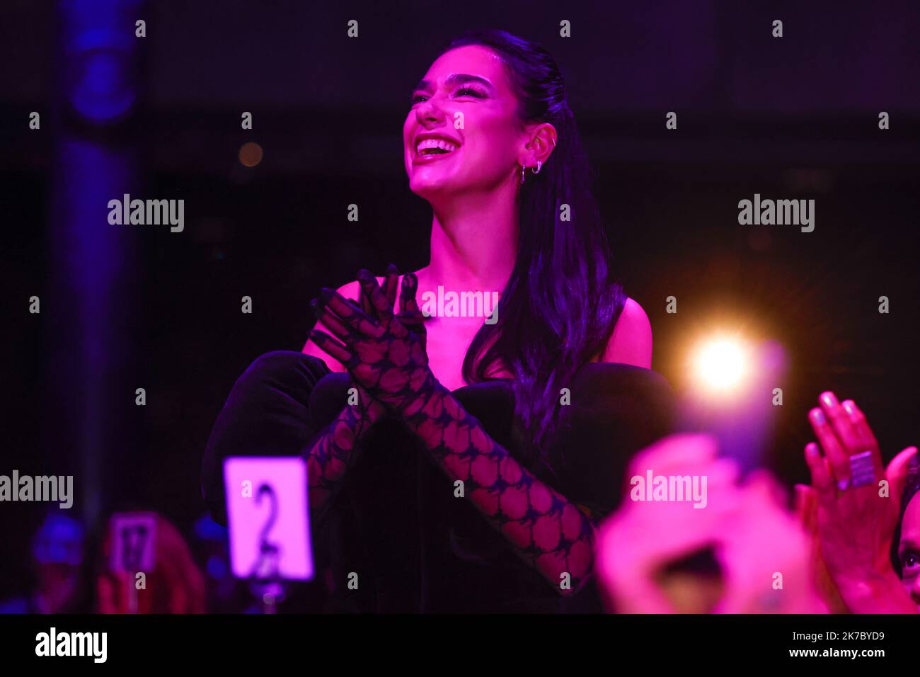 USO EDITORIALE SOLO Singer-songwriter Dua Lipa canta buon compleanno all'autore selezionato Alan Garner alla cerimonia del vincitore del Premio Booker 2022 alla Roundhouse, Londra. Data immagine: Lunedì 17 ottobre 2022. Foto Stock
