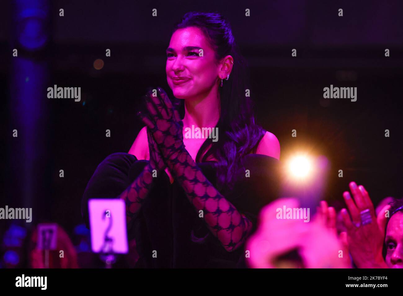 USO EDITORIALE SOLO Singer-songwriter Dua Lipa canta buon compleanno all'autore selezionato Alan Garner alla cerimonia del vincitore del Premio Booker 2022 alla Roundhouse, Londra. Data immagine: Lunedì 17 ottobre 2022. Foto Stock