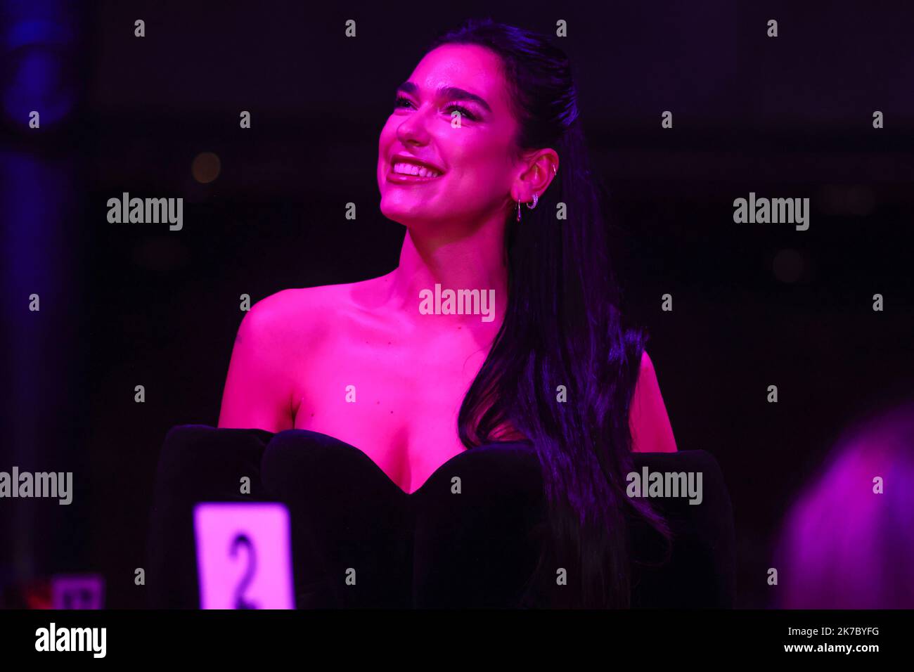 USO EDITORIALE SOLO Singer-songwriter Dua Lipa canta buon compleanno all'autore selezionato Alan Garner alla cerimonia del vincitore del Premio Booker 2022 alla Roundhouse, Londra. Data immagine: Lunedì 17 ottobre 2022. Foto Stock